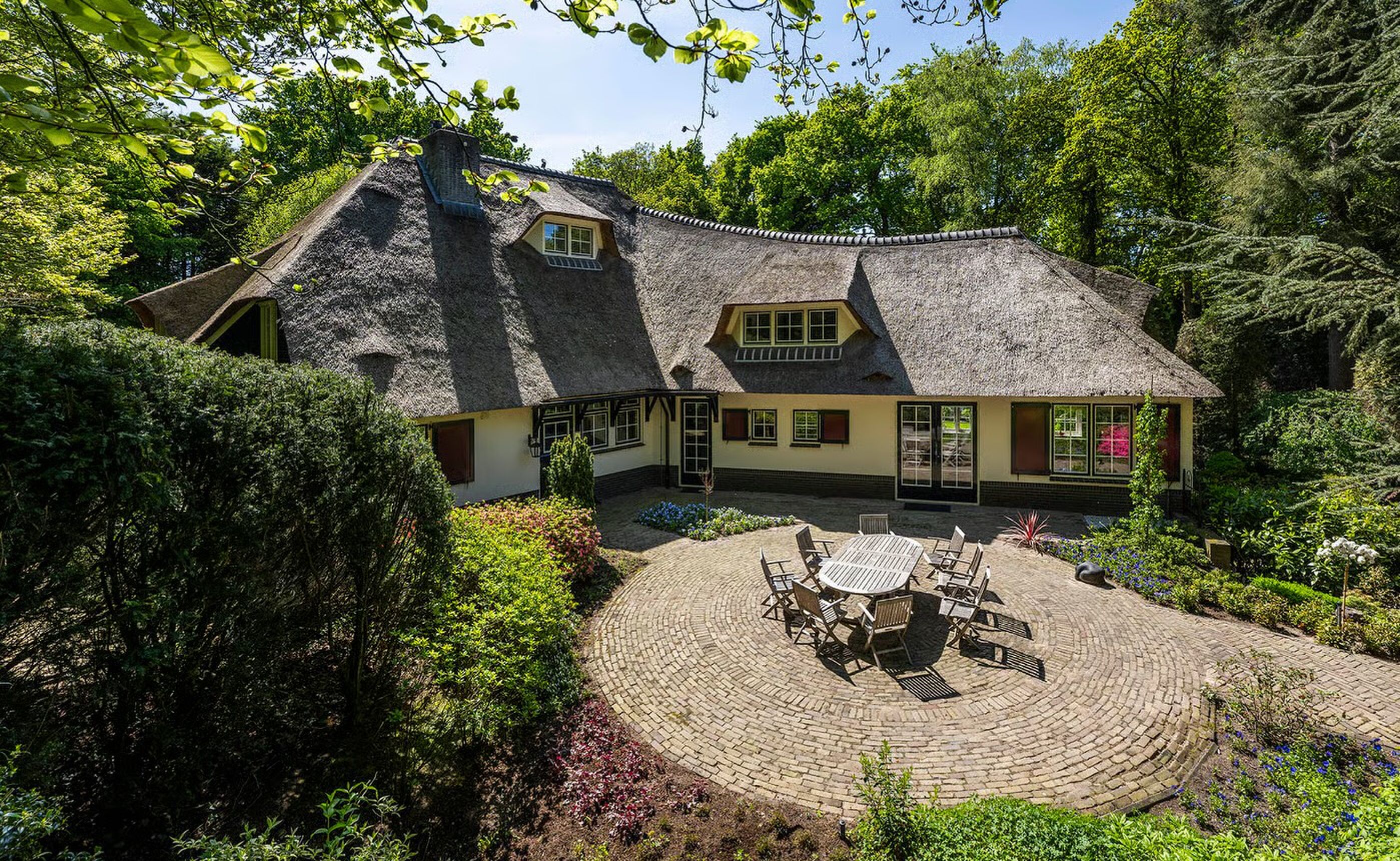 De achterzijde van de villa in Blaricum