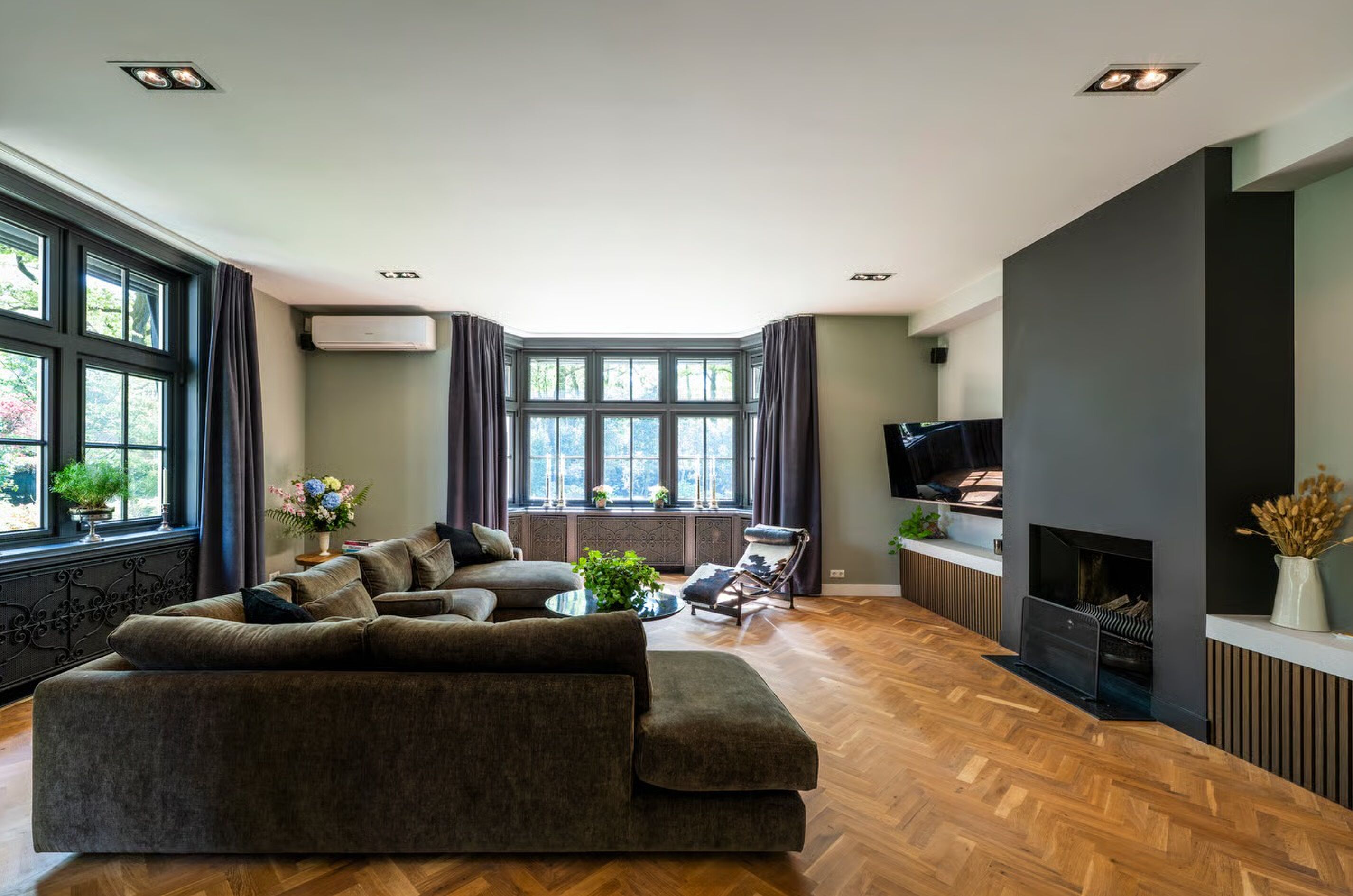 De woonkamer van de villa van Chazia Mourali in Hilversum
