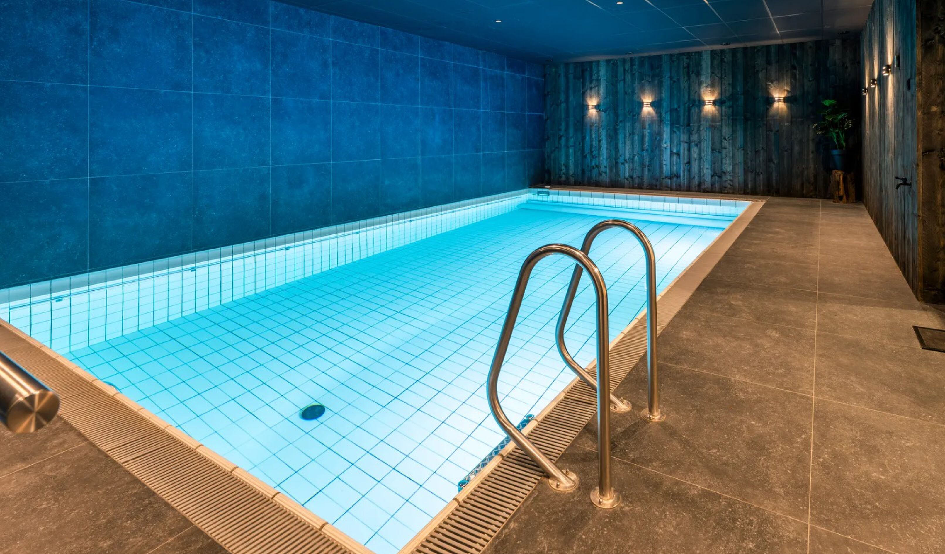 Het zwembad in de villa van Chazia Mourali in Hilversum