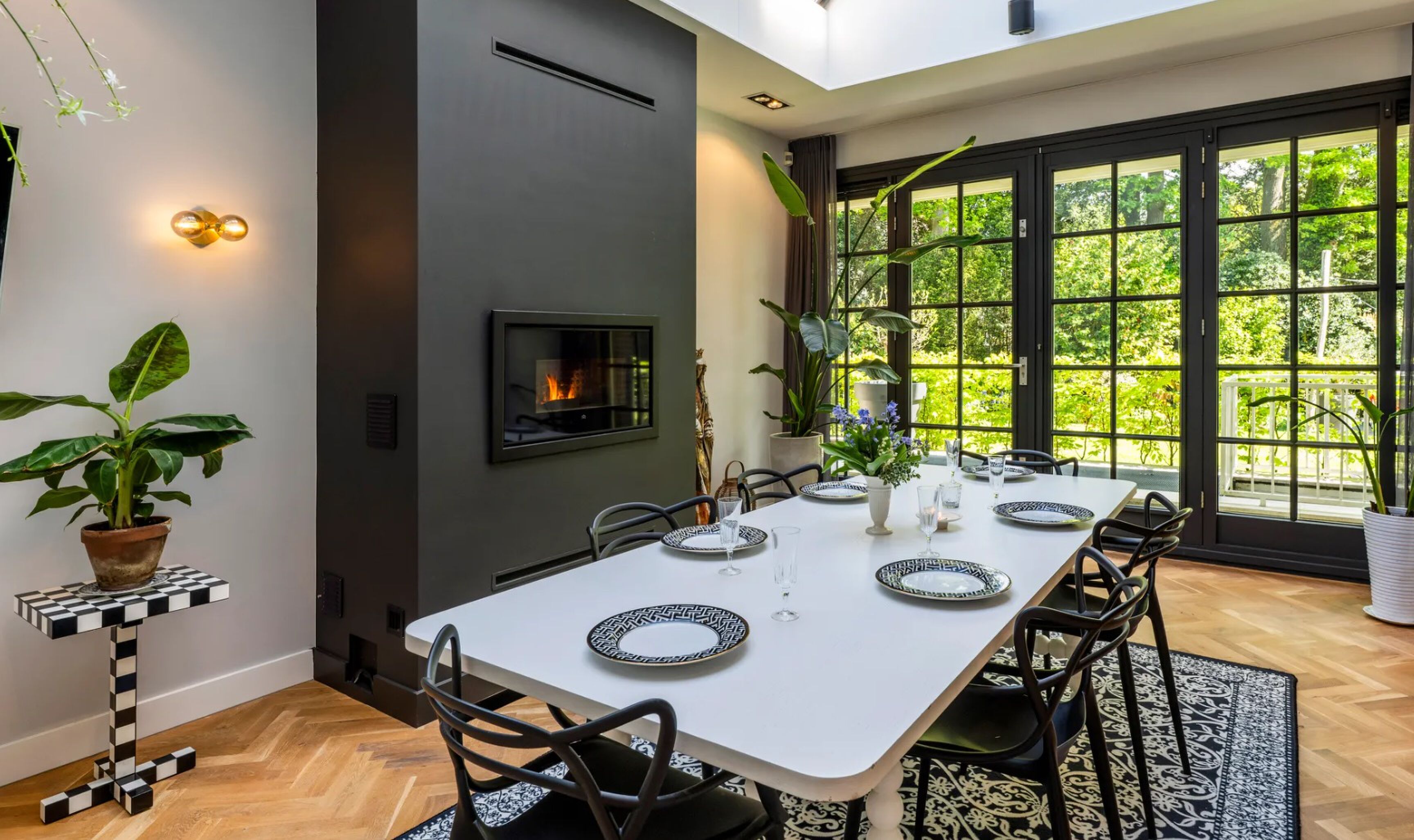 De eetkamer in de villa van Chazia Mourali in Hilversum