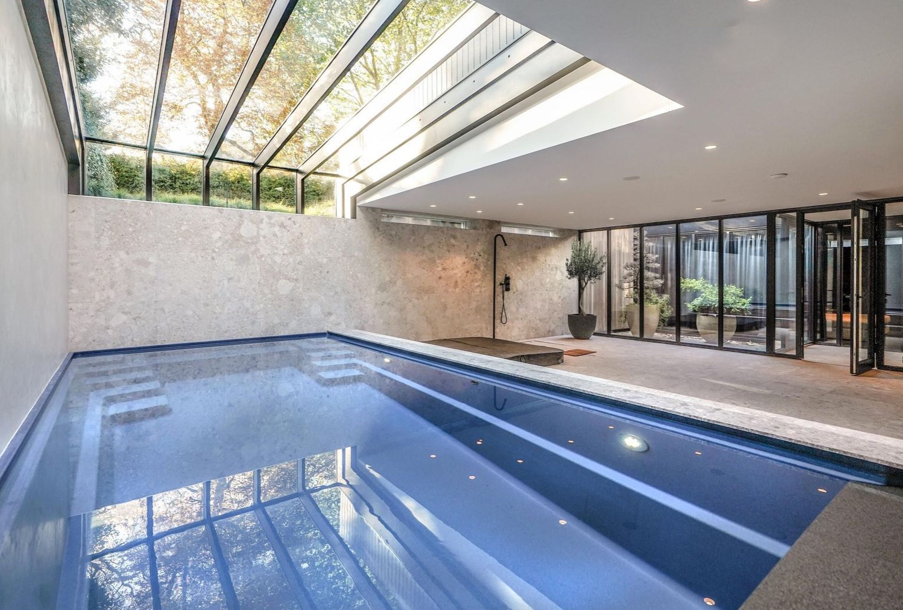 Het zwembad bij de villa van Nassim Zeta