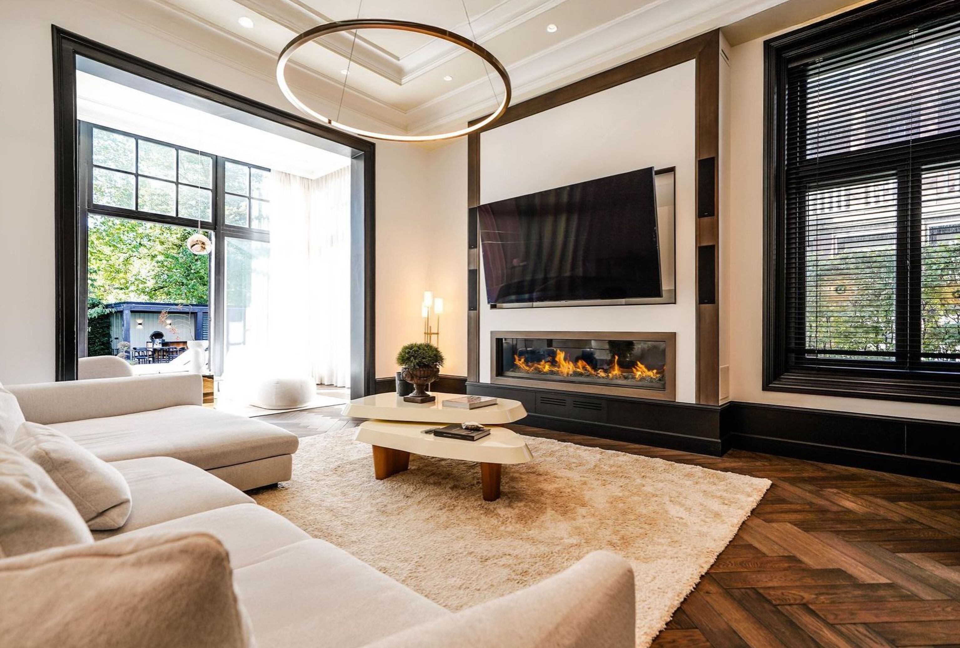 De woonkamer in de villa van Nassim Zeta in Den Haag