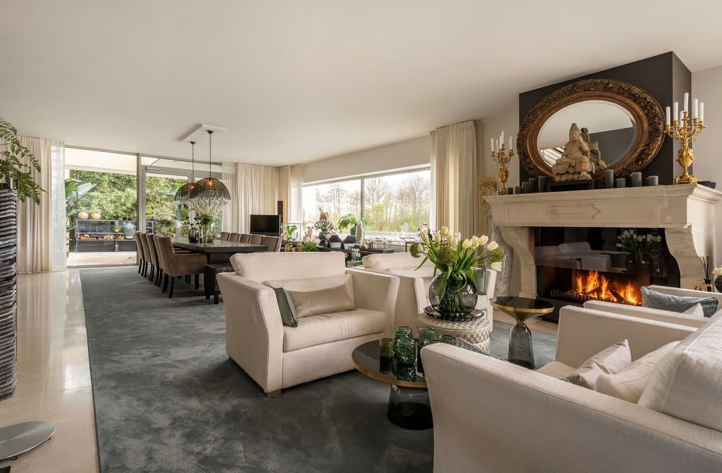 De woonkamer van de villa in Vinkeveen