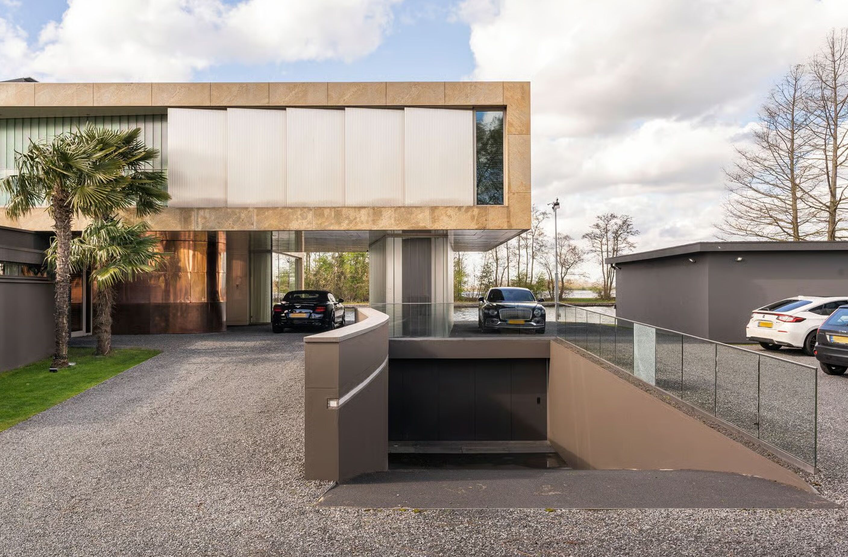 De zijkant van de villa in VInkeveen