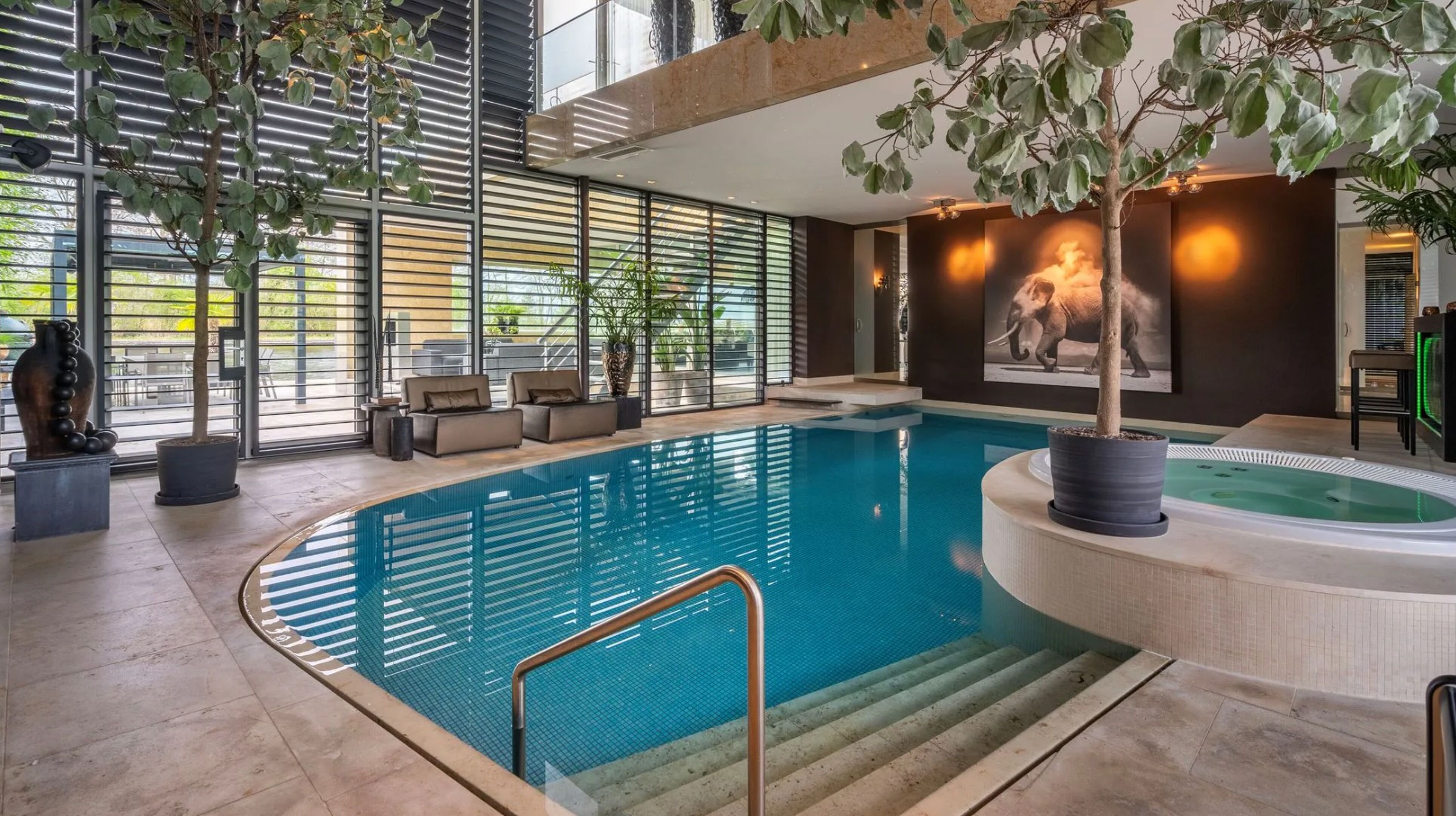 Het zwembad bij de villa