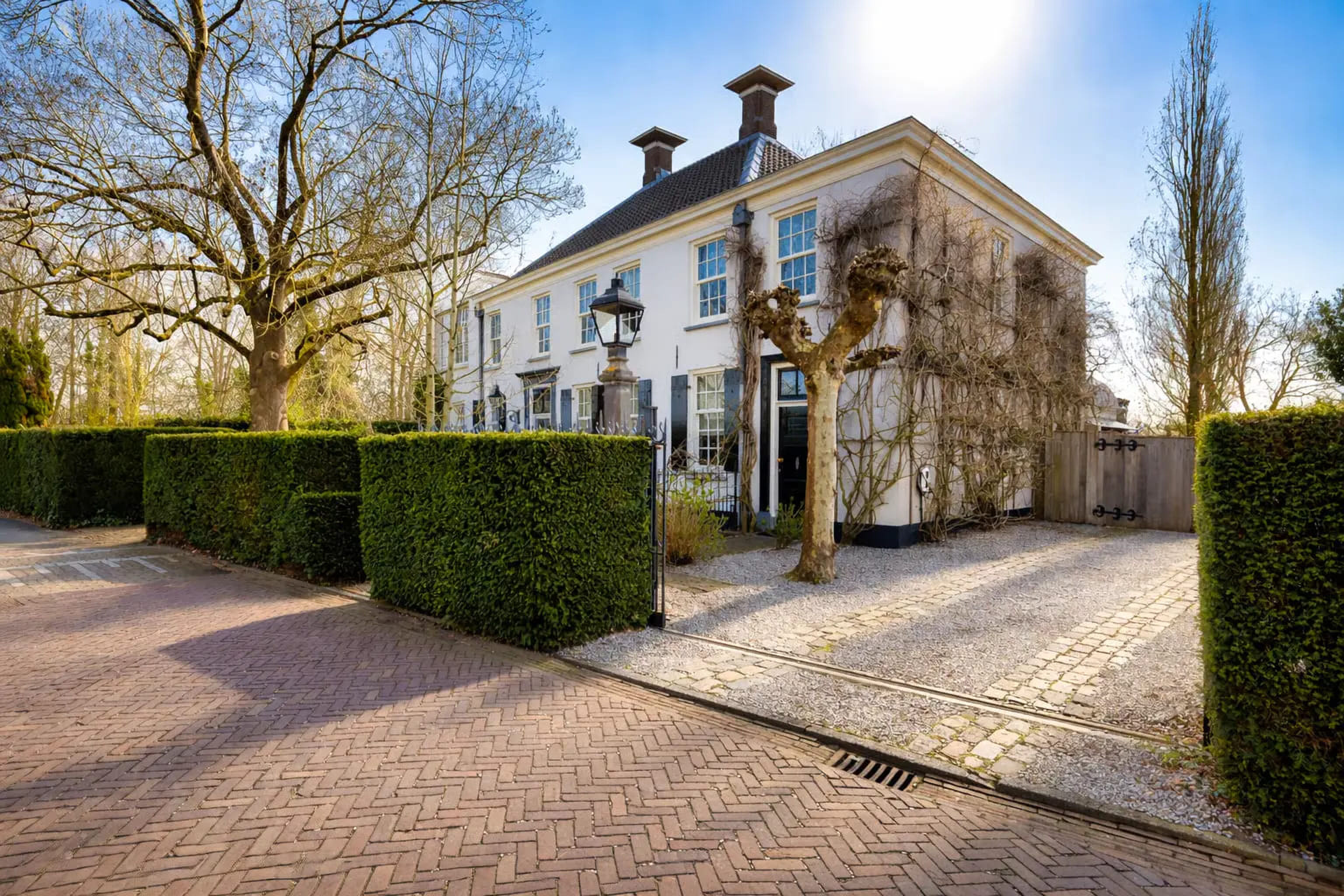 De voorzijde van de voormalige pastorie in Loenen aan de Vecht