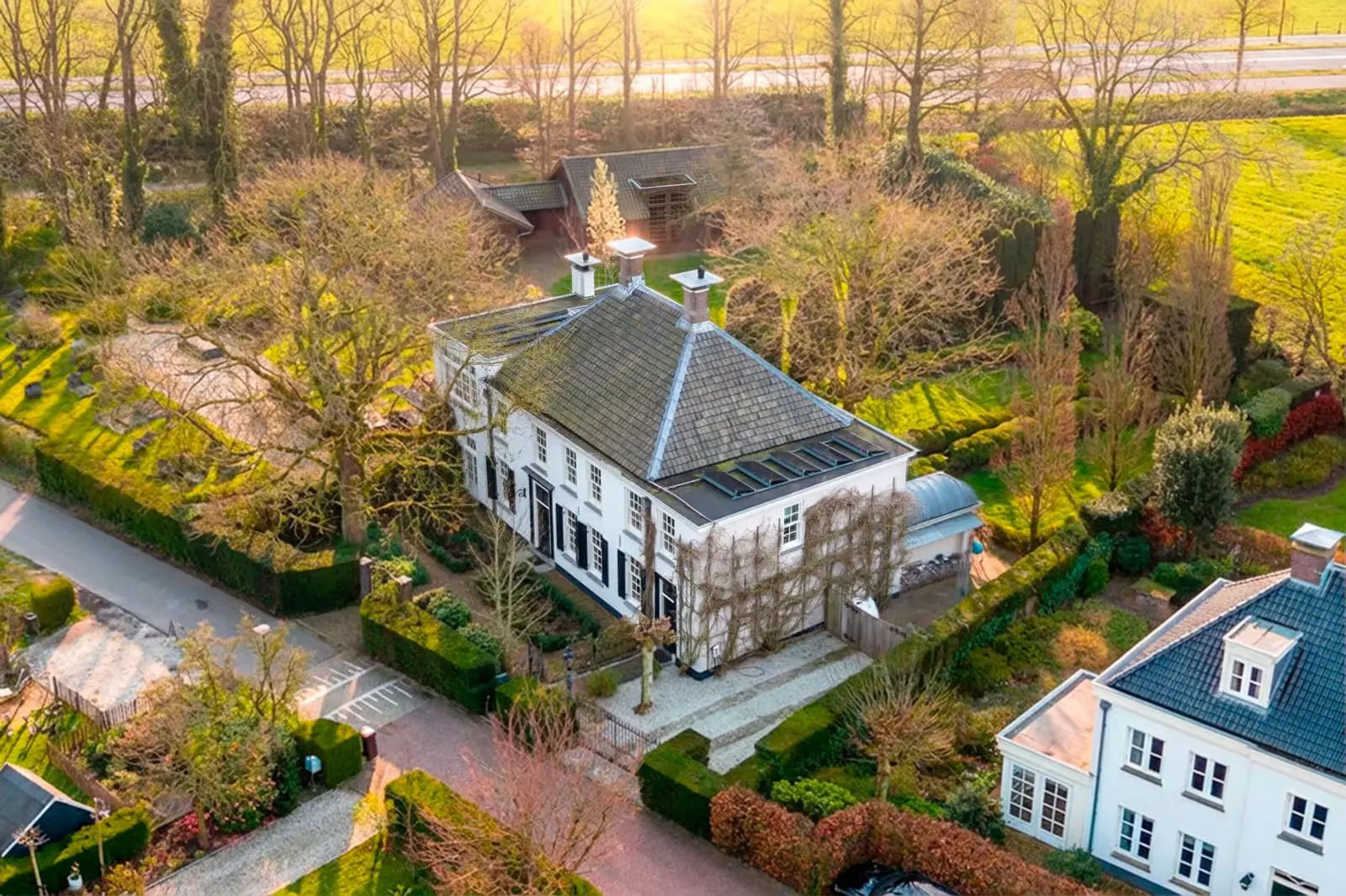 Voormalige pastorie tussen Utrecht en Amsterdam en met uitgebreid bijgebouw voor € 2.850.000 op de m