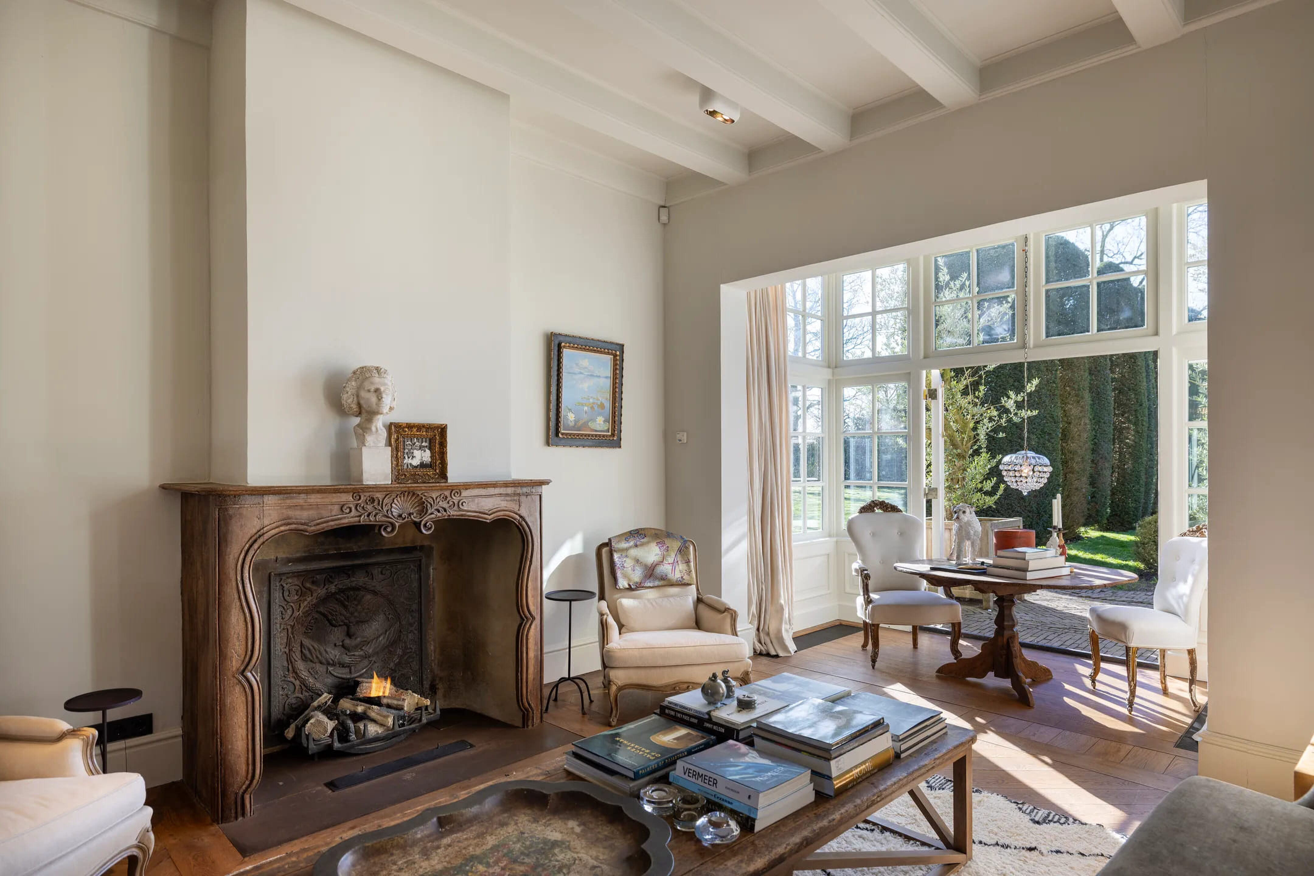 De woonkamer in de voormalige pastorie in Loenen aan de Vecht