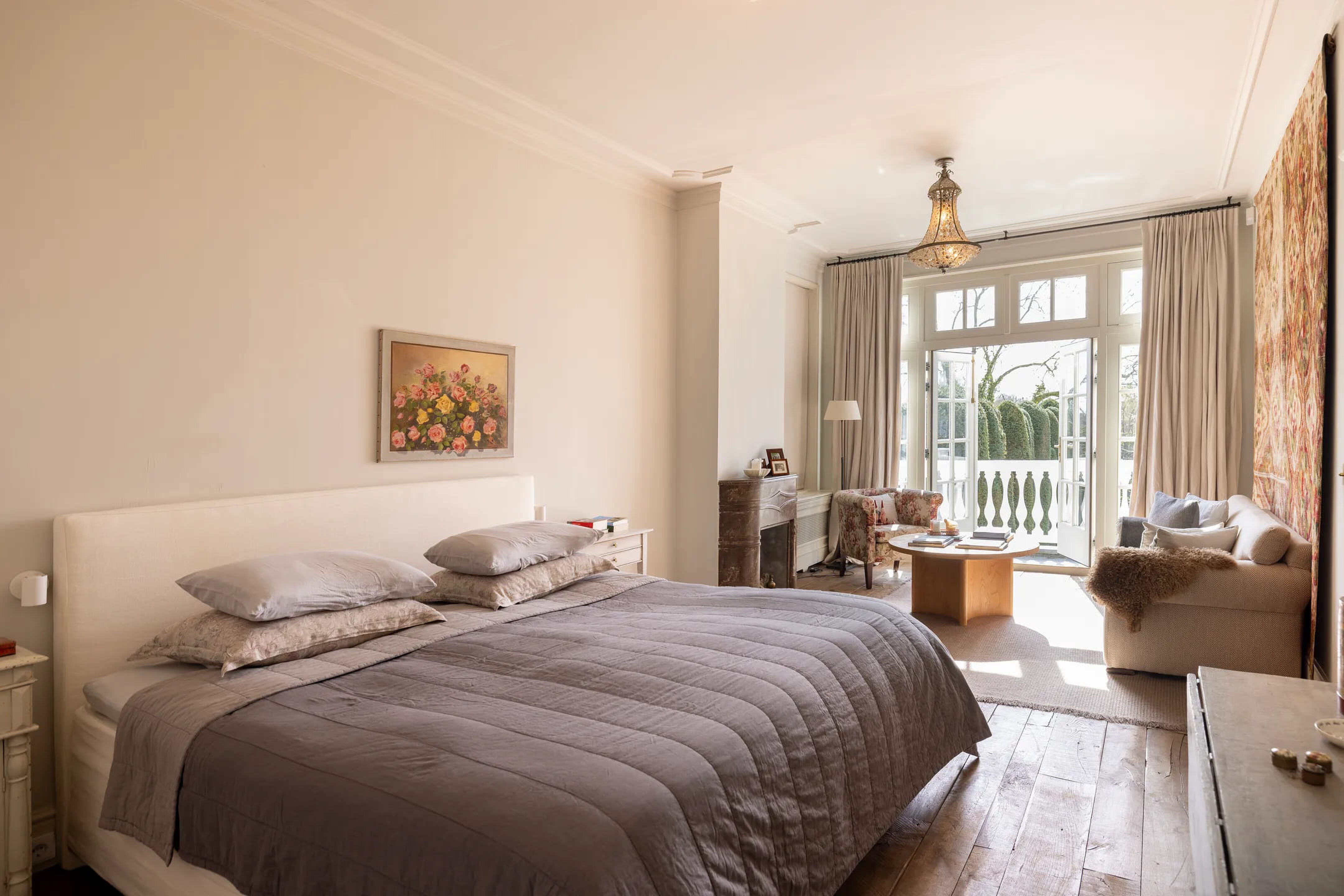 De slaapkamer in de voormalige pastorie in Loenen aan de Vecht