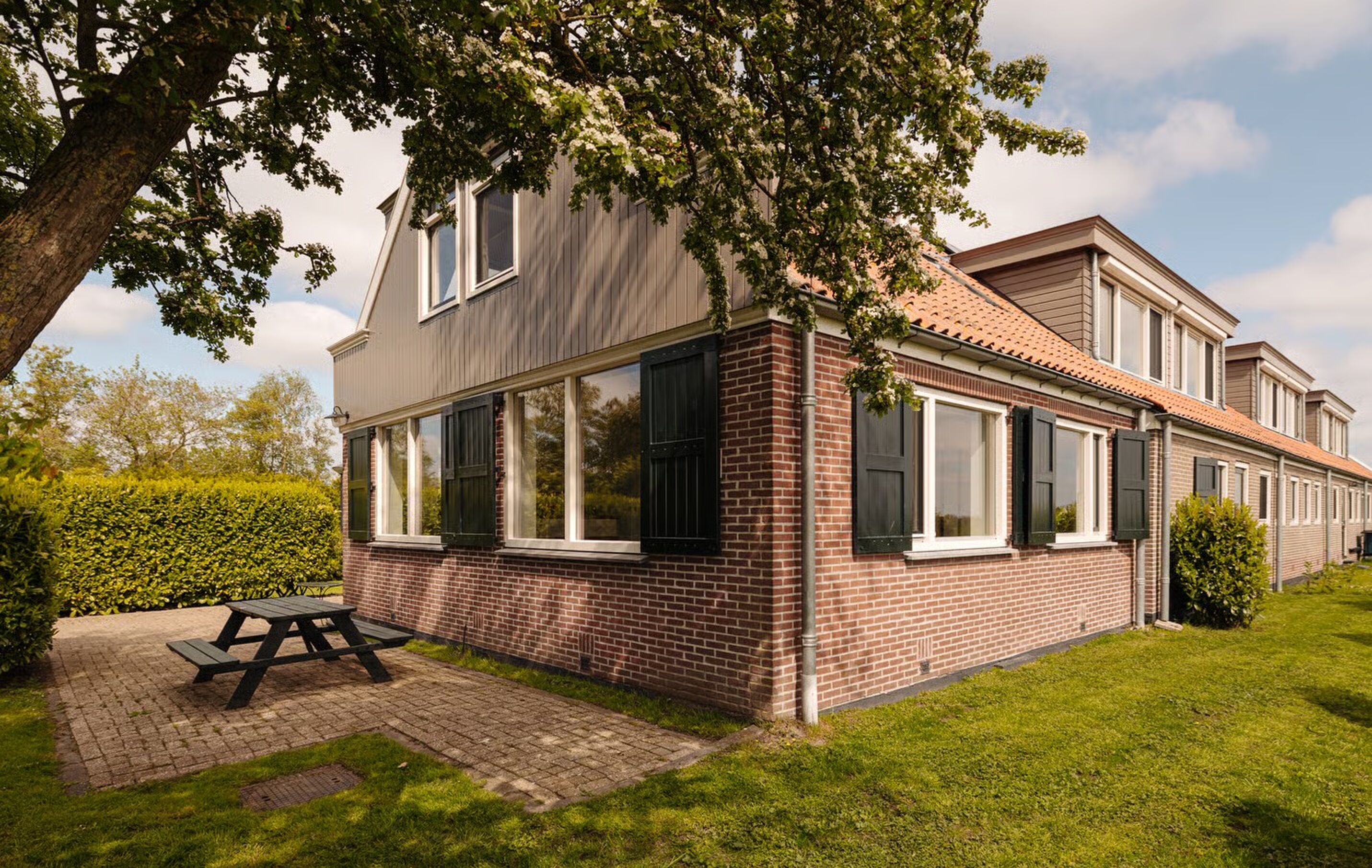 De zijkant van de woonboerderij van Marc Klein Essink in Uitdam