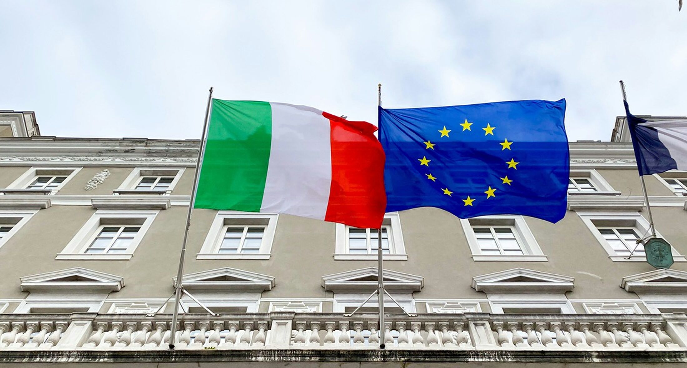 De vlag van Itali&euml; en de vlag van de Europese Unie.