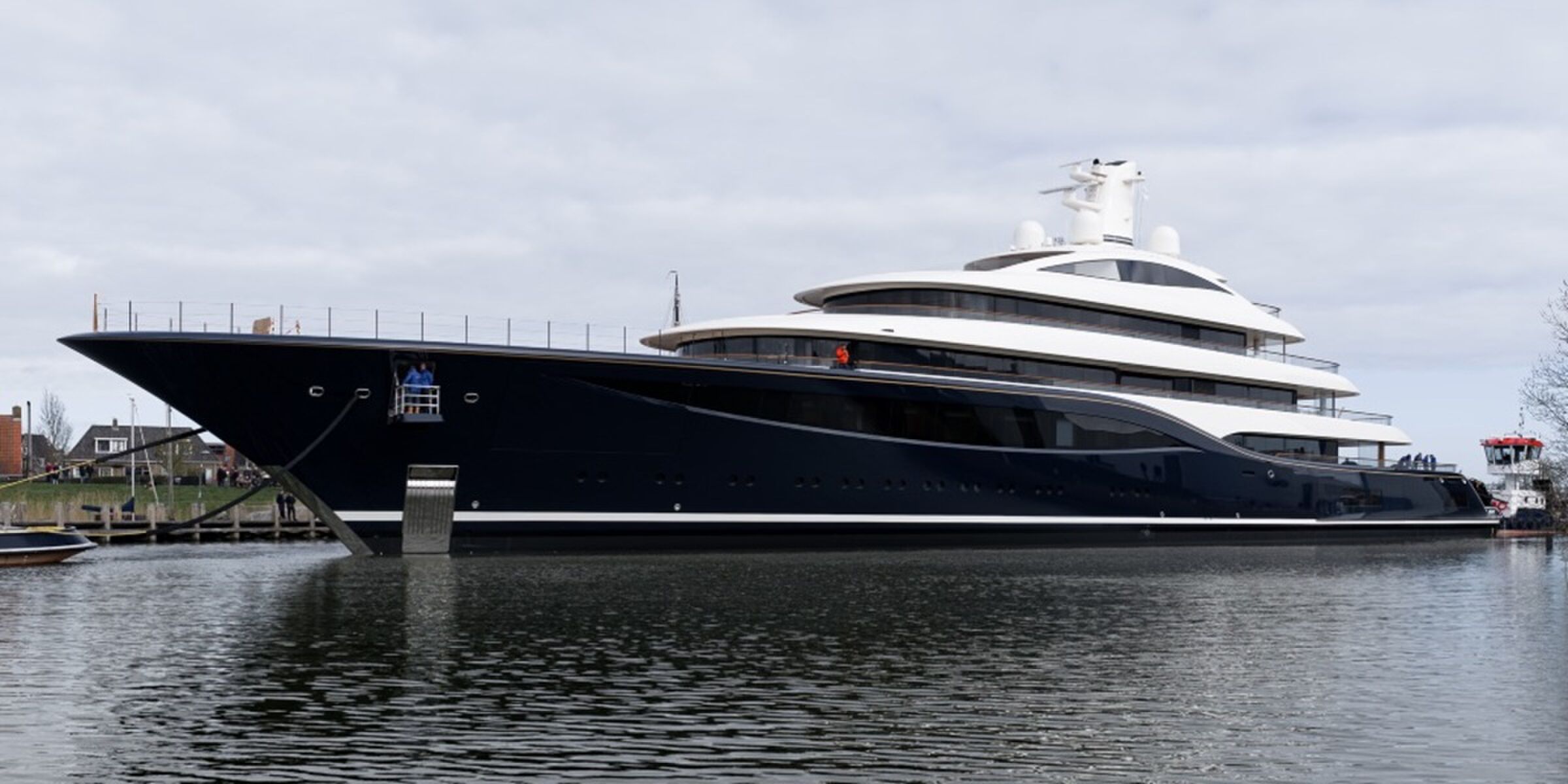 Dit superjacht van € 400 miljoen lag zomaar in de haven van Den Helder