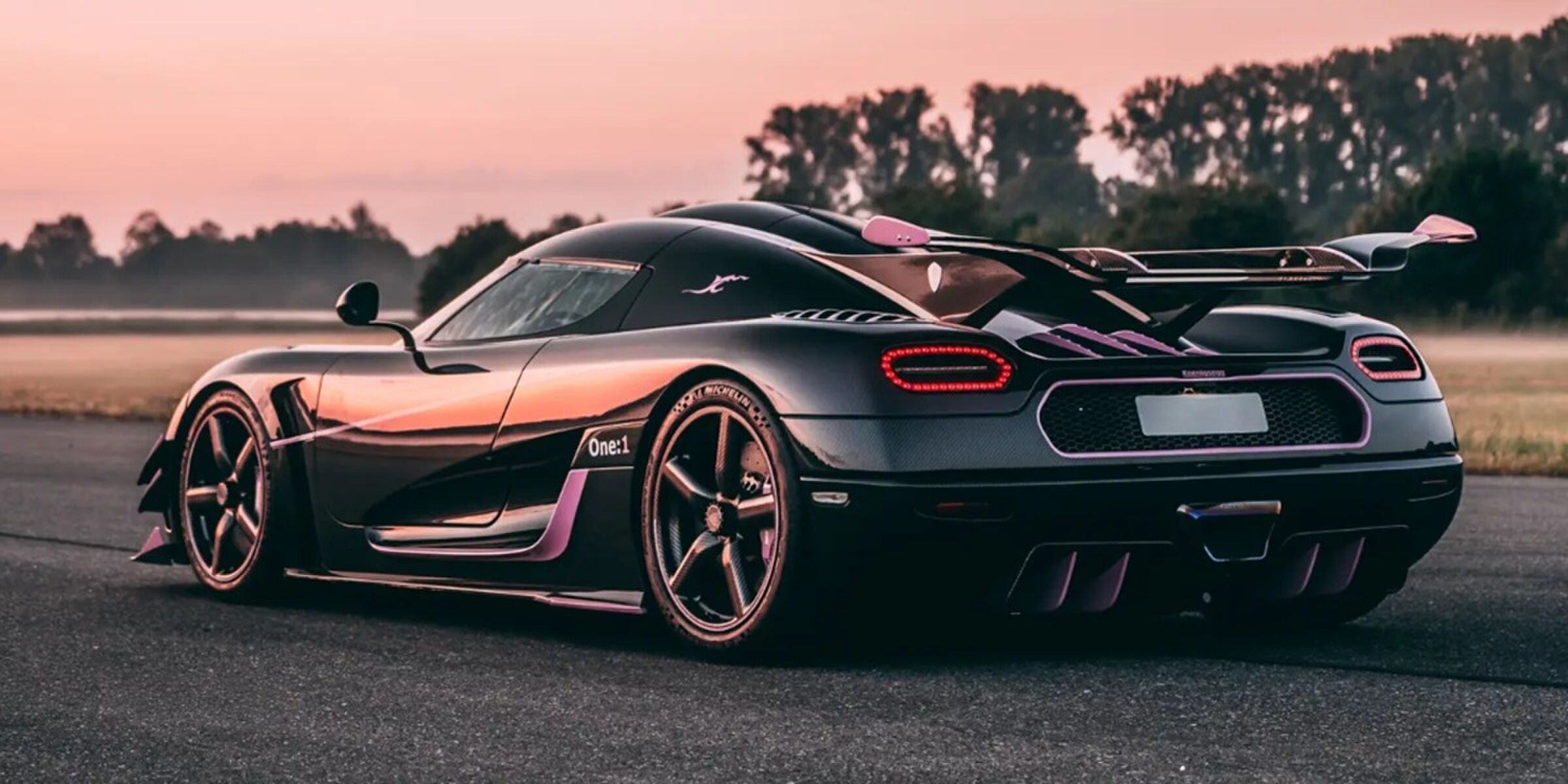 De achterzijde van de roze Koenigsegg