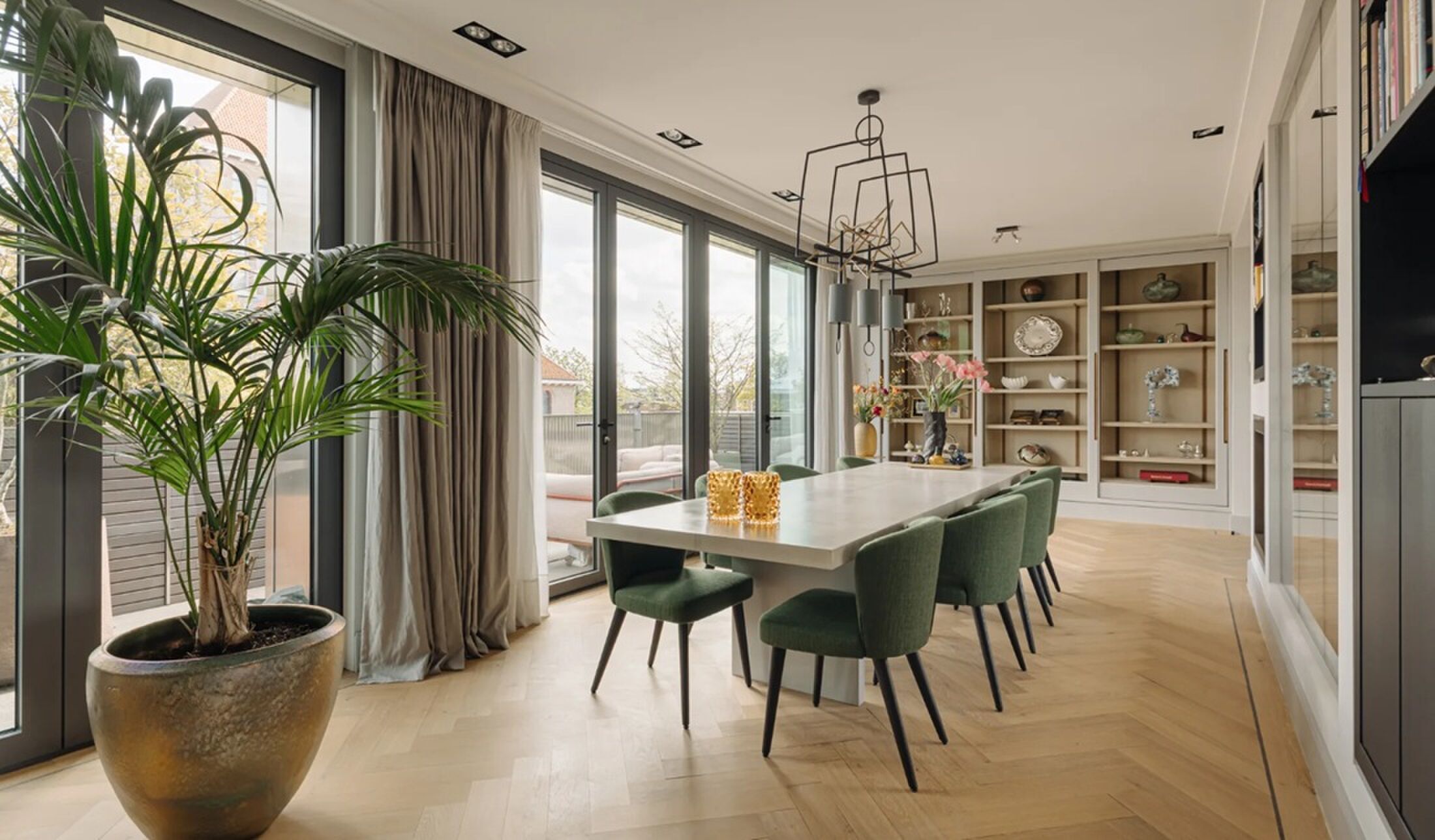 De eetkamer met maatwerkmeubels