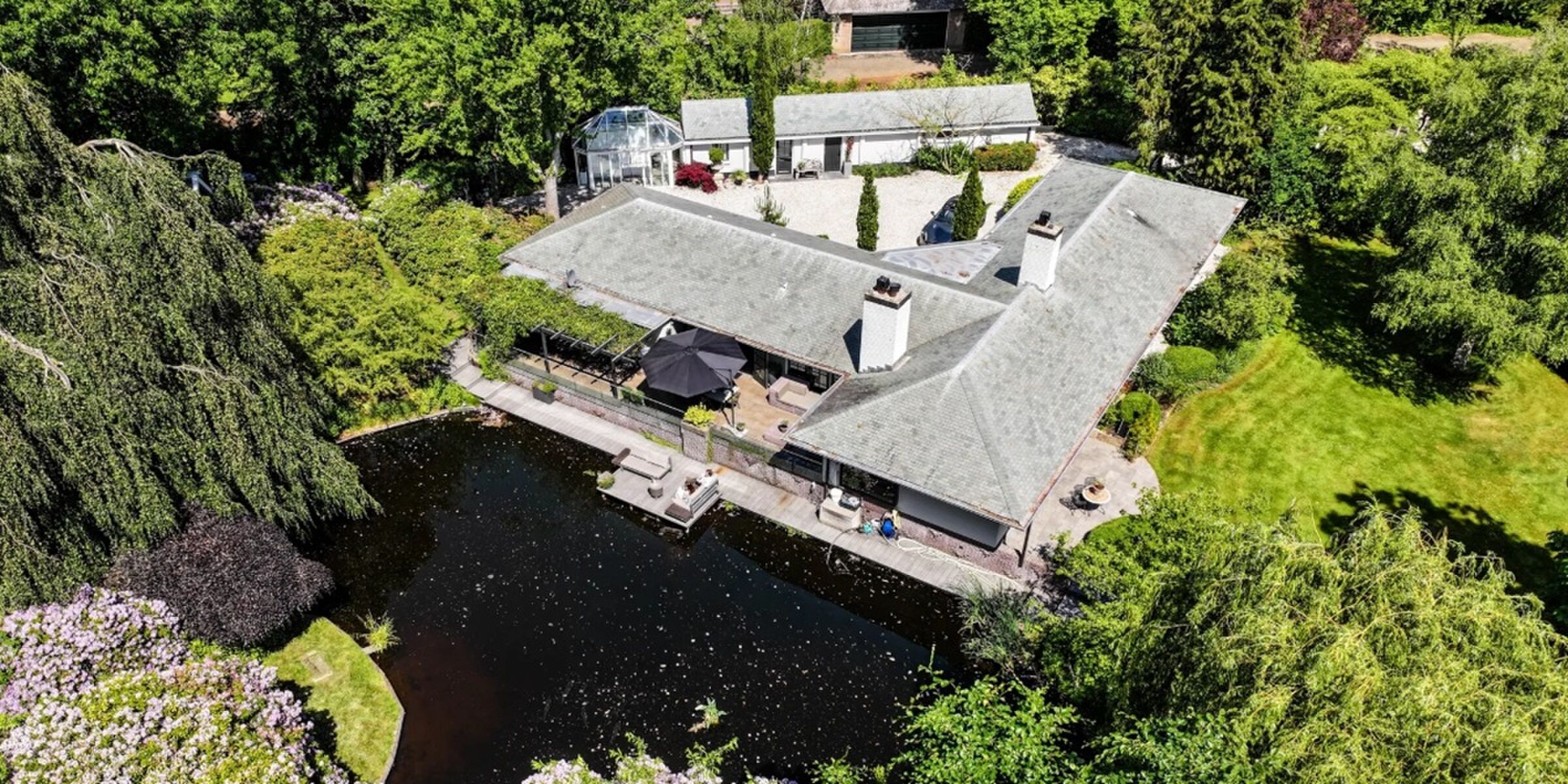 Warmondse villa met privé-eiland staat voor € 4,5 miljoen te koop op Funda