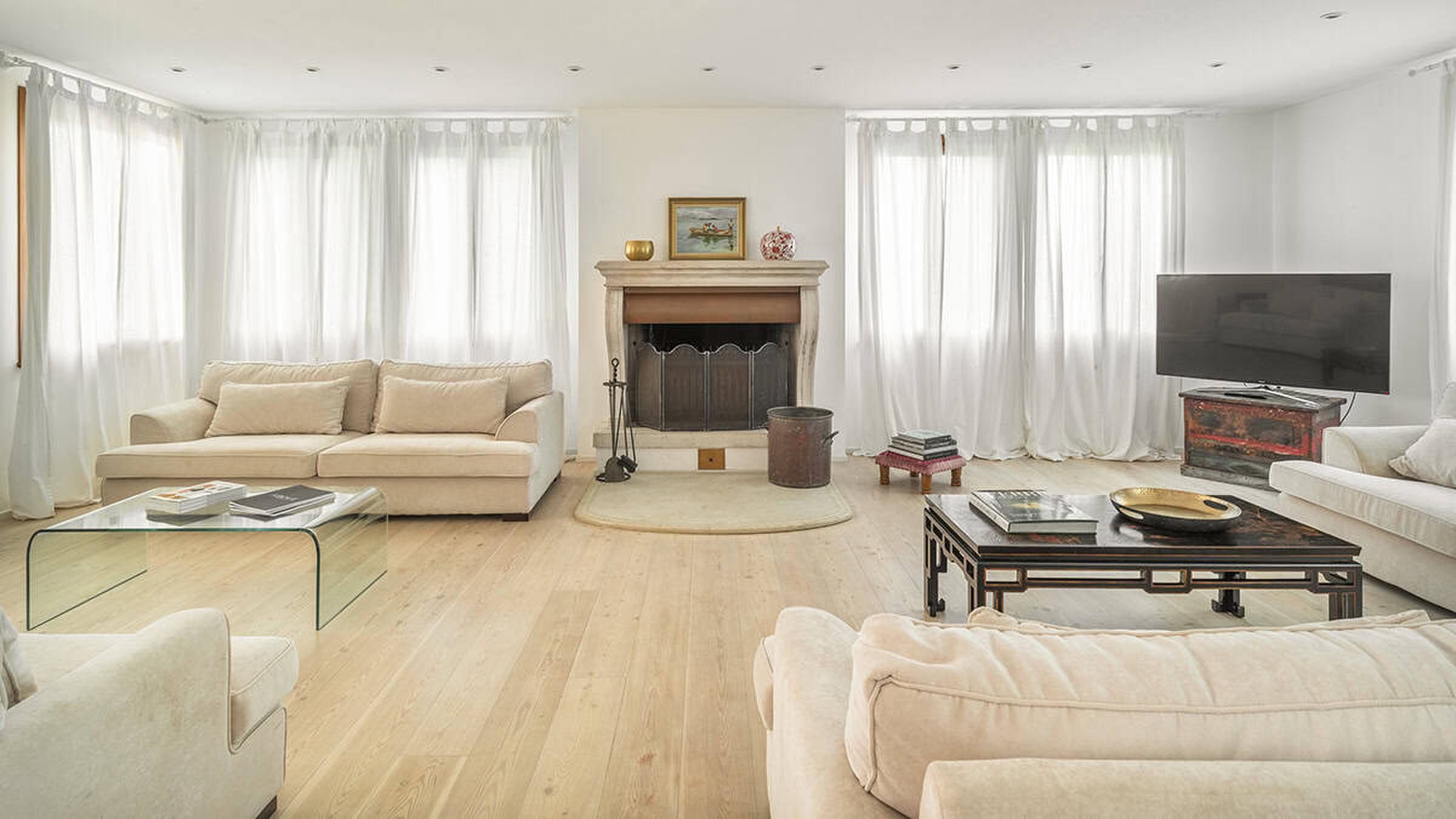 De living van de villa op het privé-eiland bij Venetië