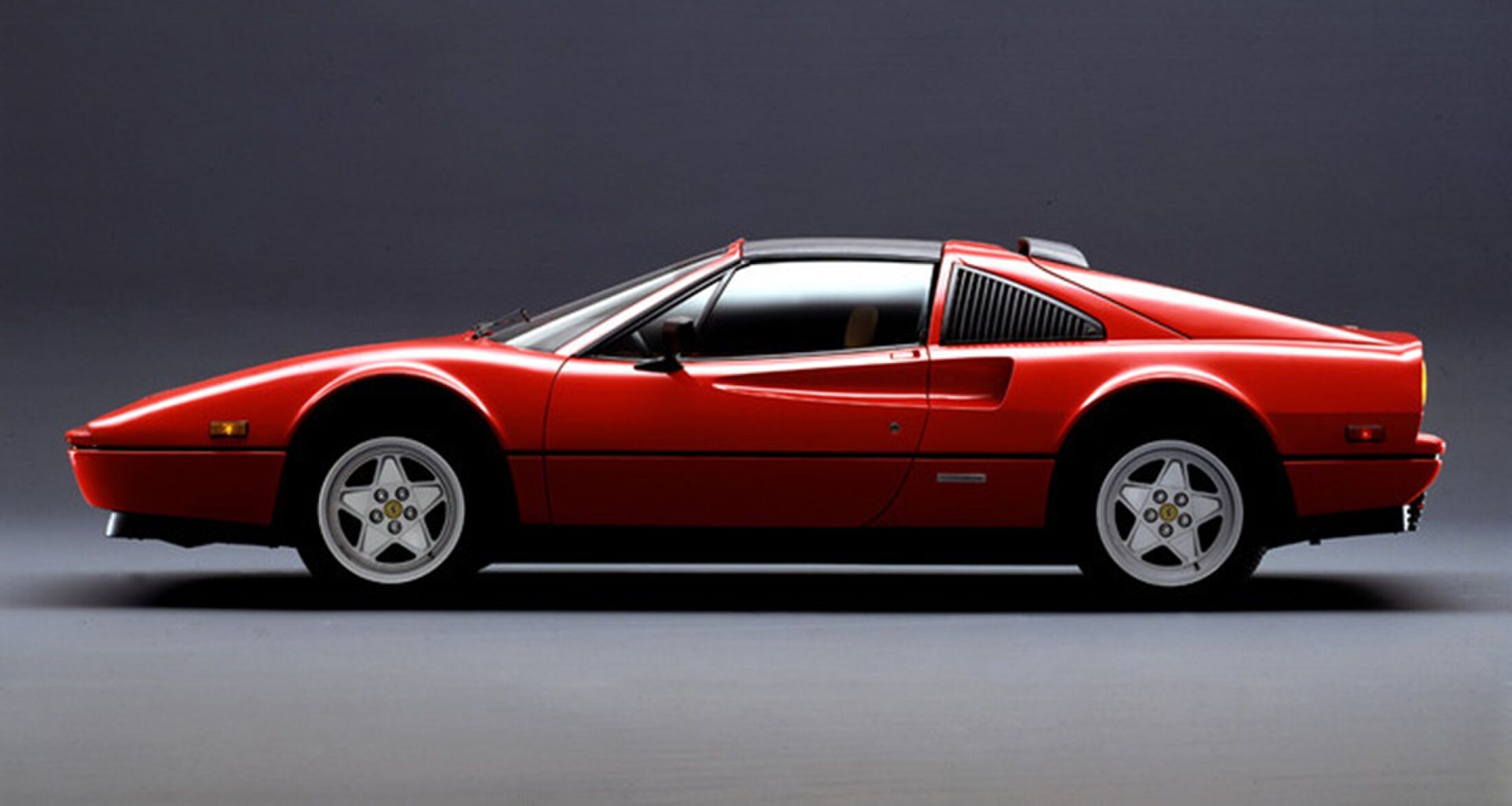 De zijkant van de Ferrari 328 GTS