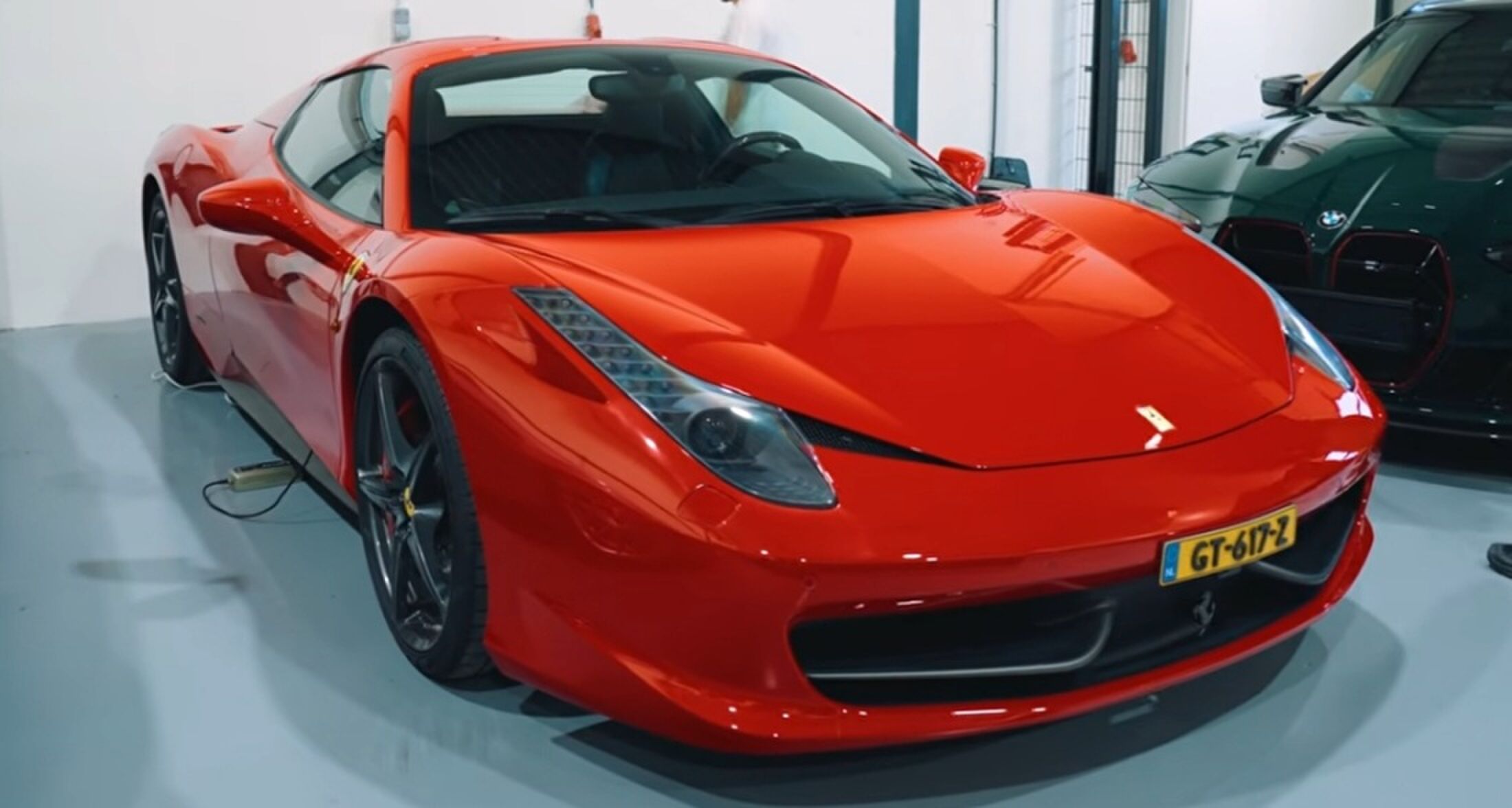 Een Ferrari van Donyell Malen, die bewijst dat hij een vermogende autoverzamelaar is