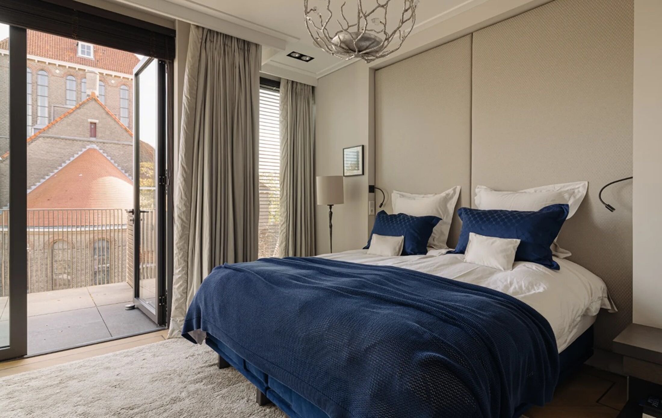 De masterbedroom met kingsize bed