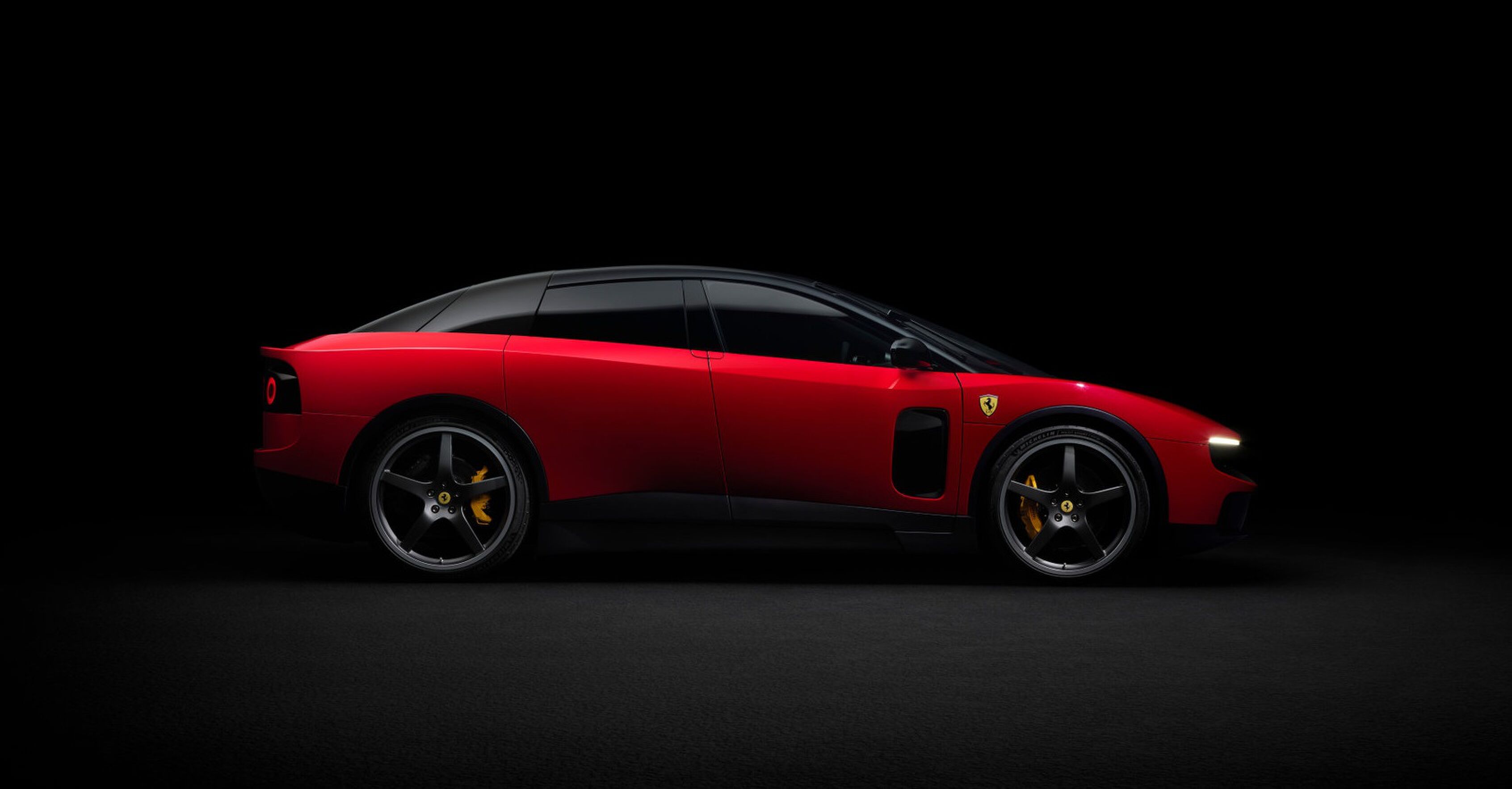 De zijkant van een rode Ferrari Luce