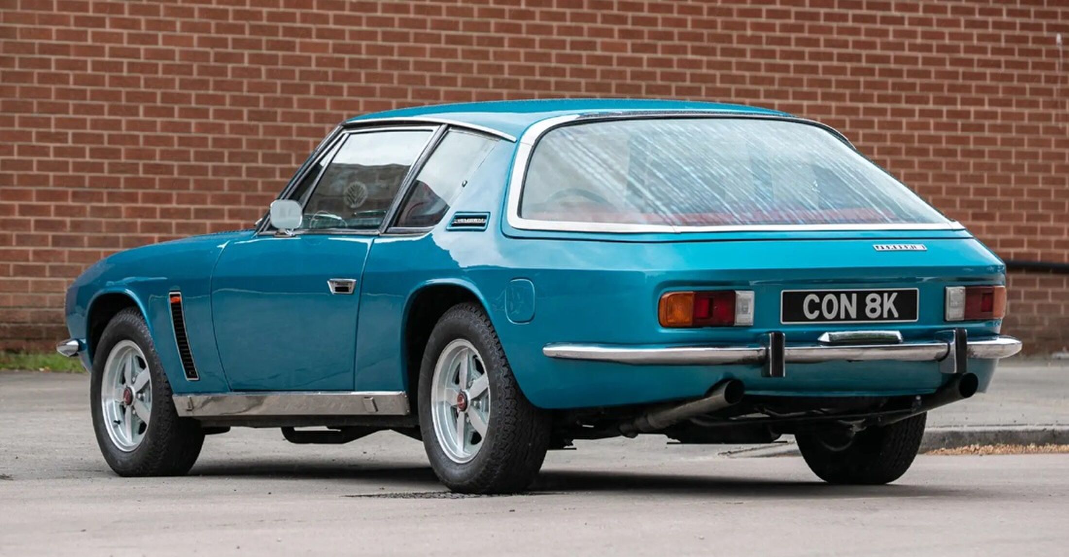 De achterzijde van de oude Jensen Interceptor van John Bonham