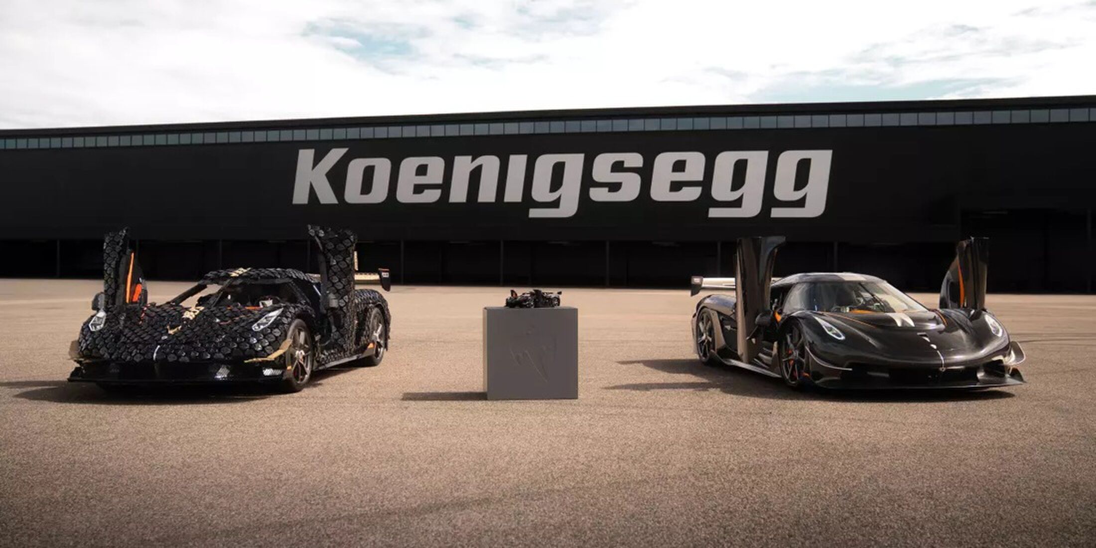 Een echte Koenigsegg naast een exemplaar van LEGO