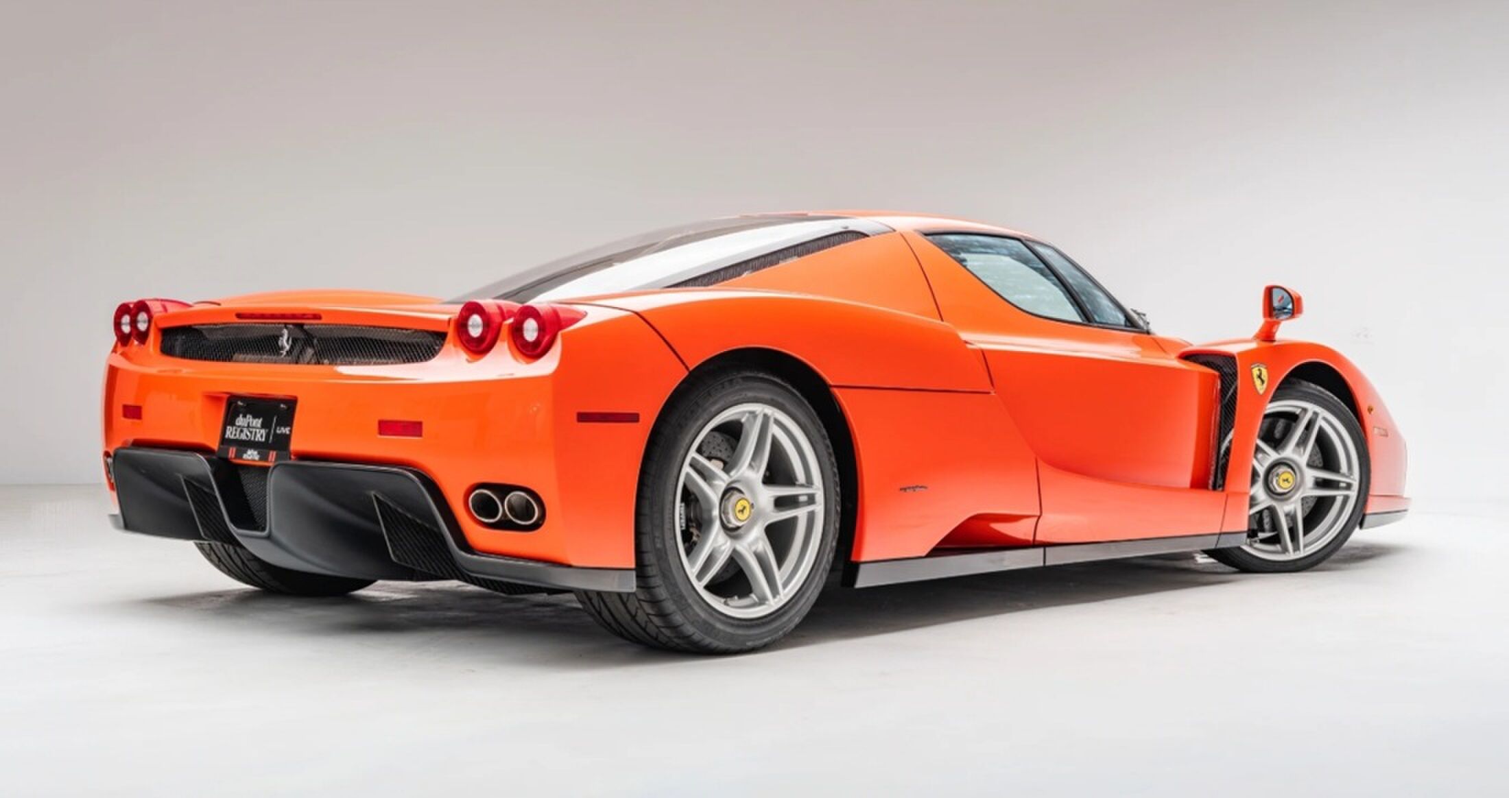 De achterzijde van de enige Ferrari Enzo in Dino Rosso