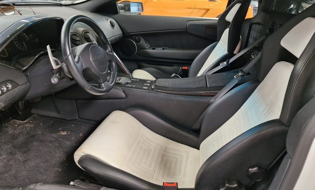 Het interieur van &eacute;&eacute;n van de wagens die de overheid zal verkopen