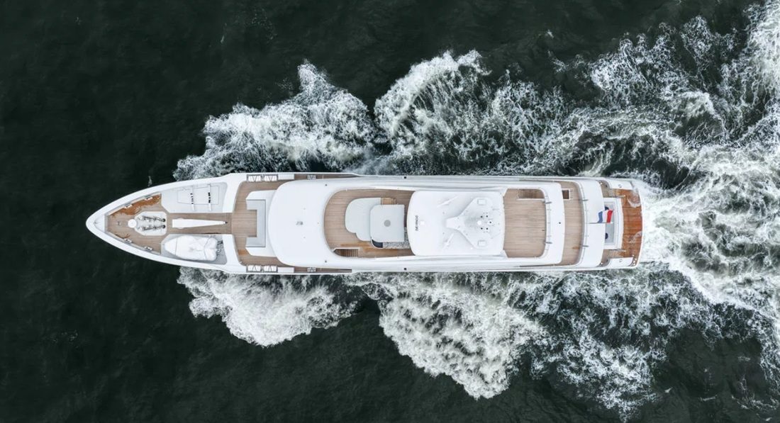 De bovenzijde van het superjacht van Heesen