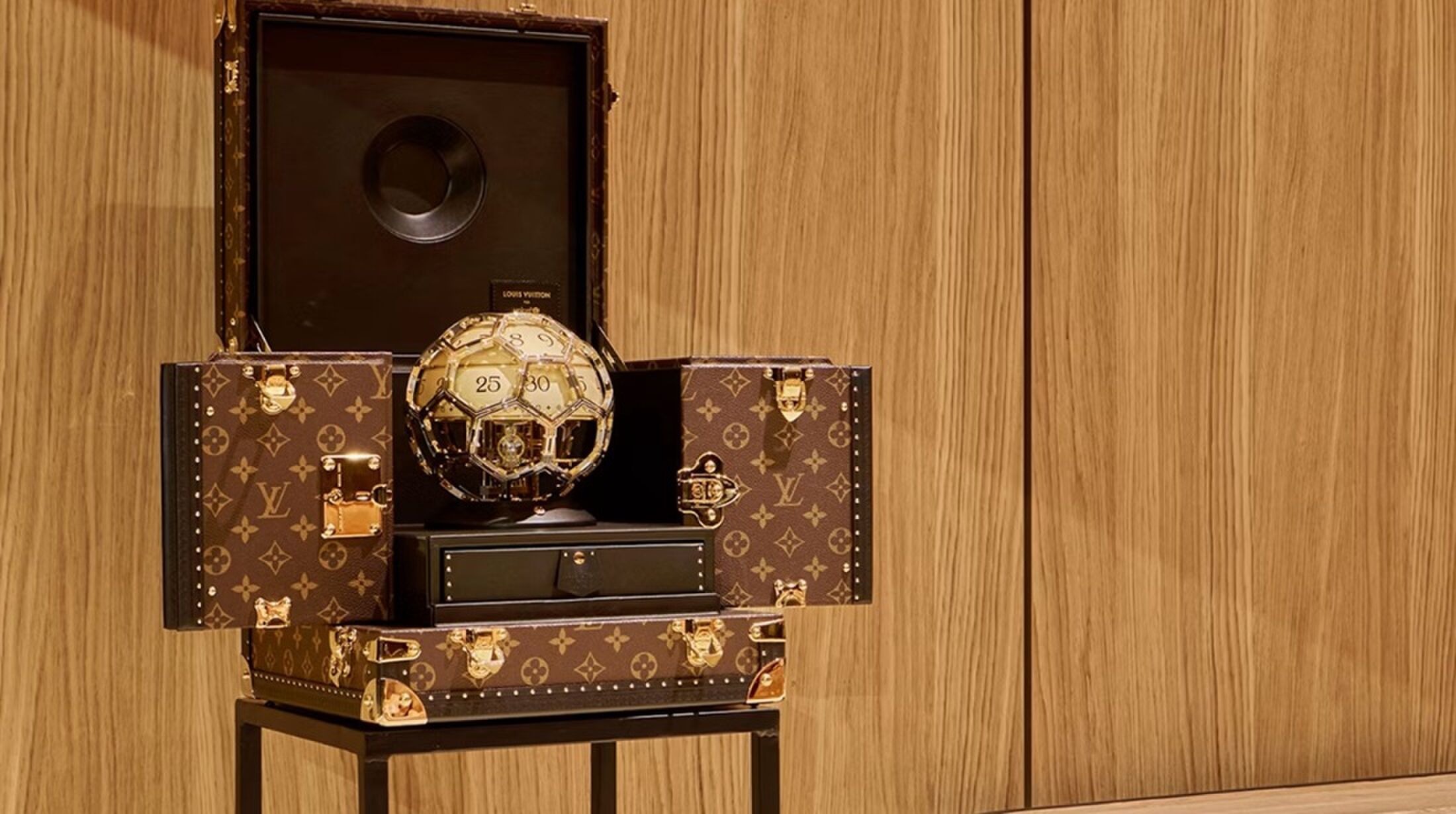 De door Louis Vuitton onthulde voetbalklok