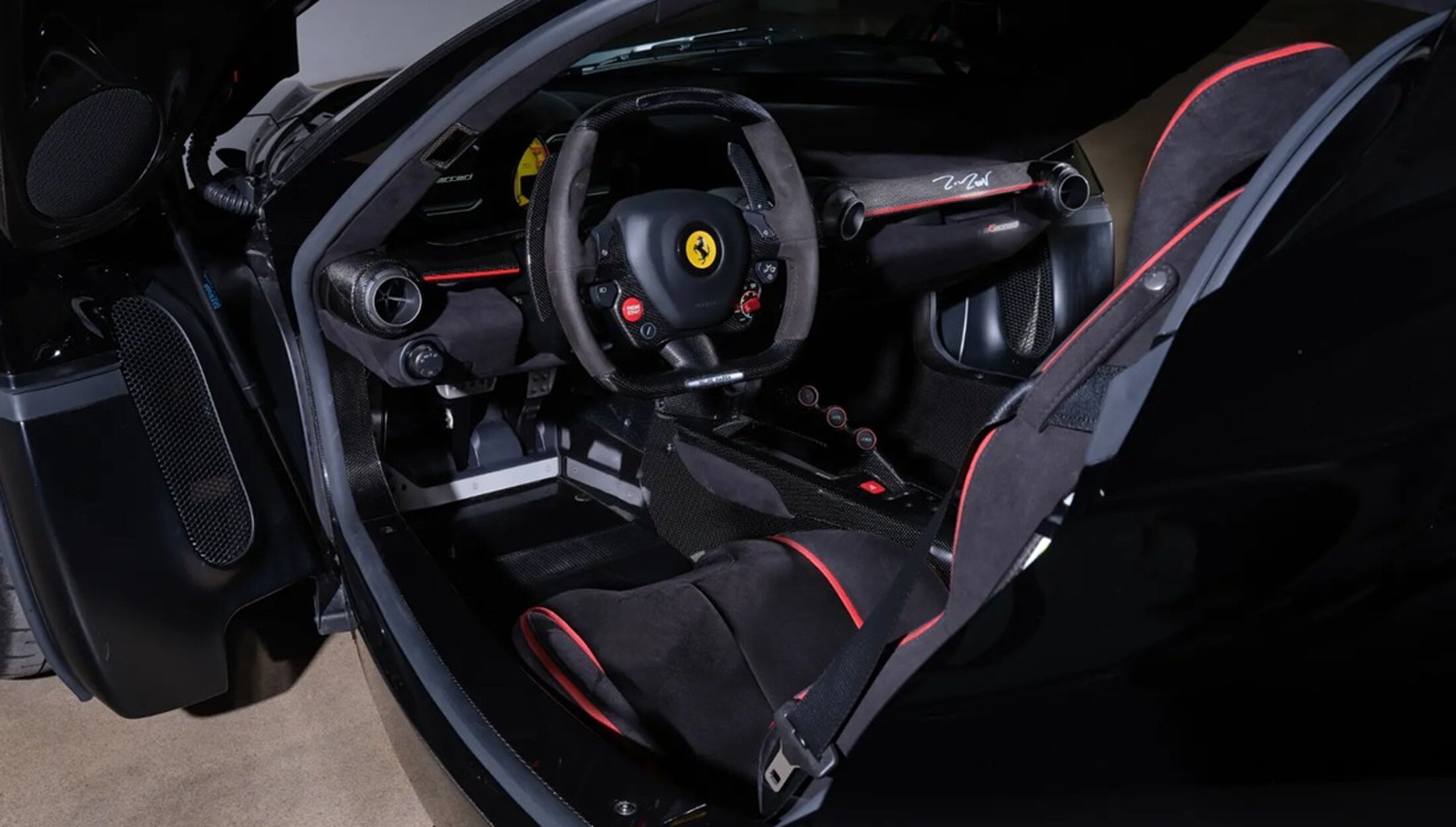 Het interieur van de sportwagen