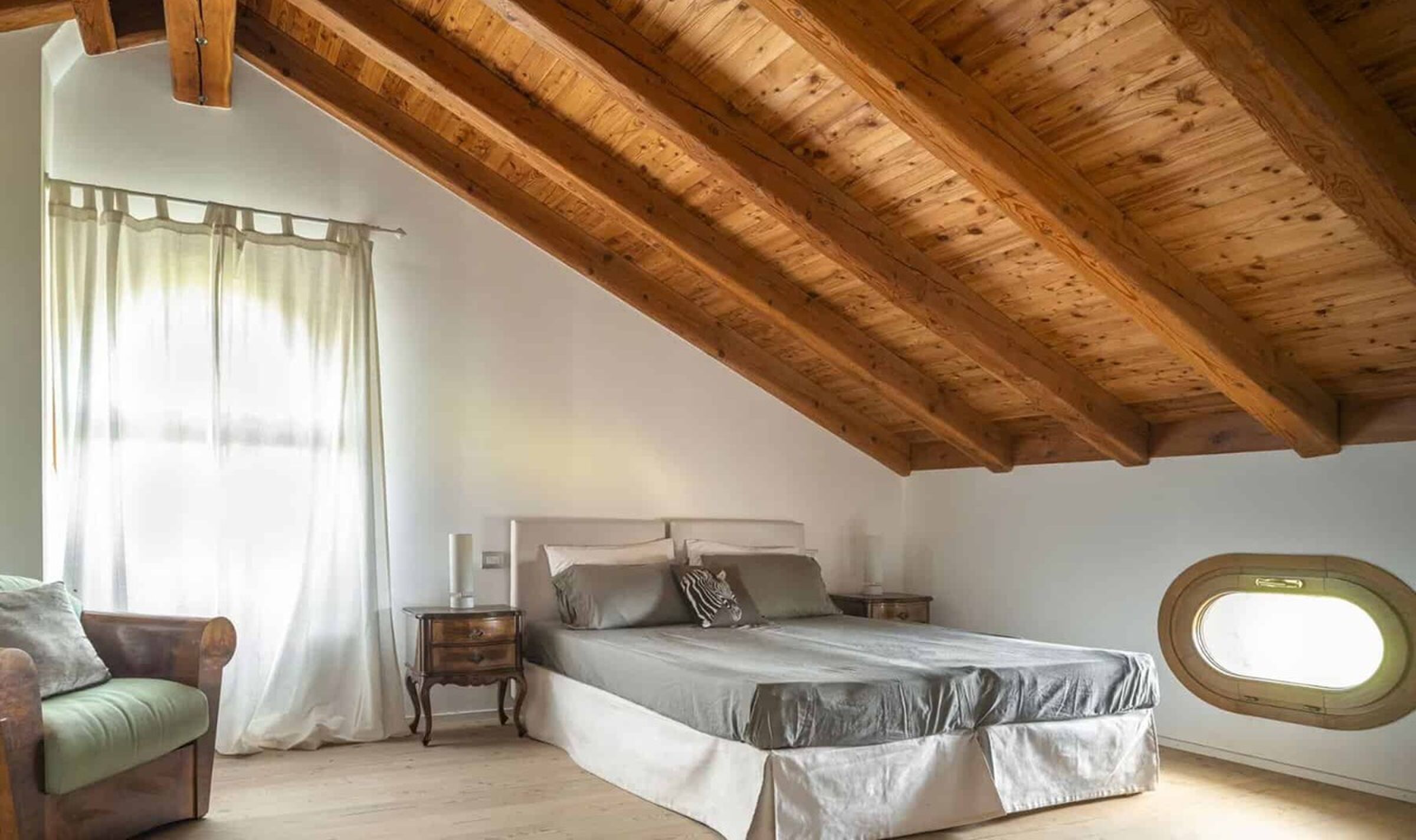 Eén van de luxe slaapkamers van de hoofdwoning