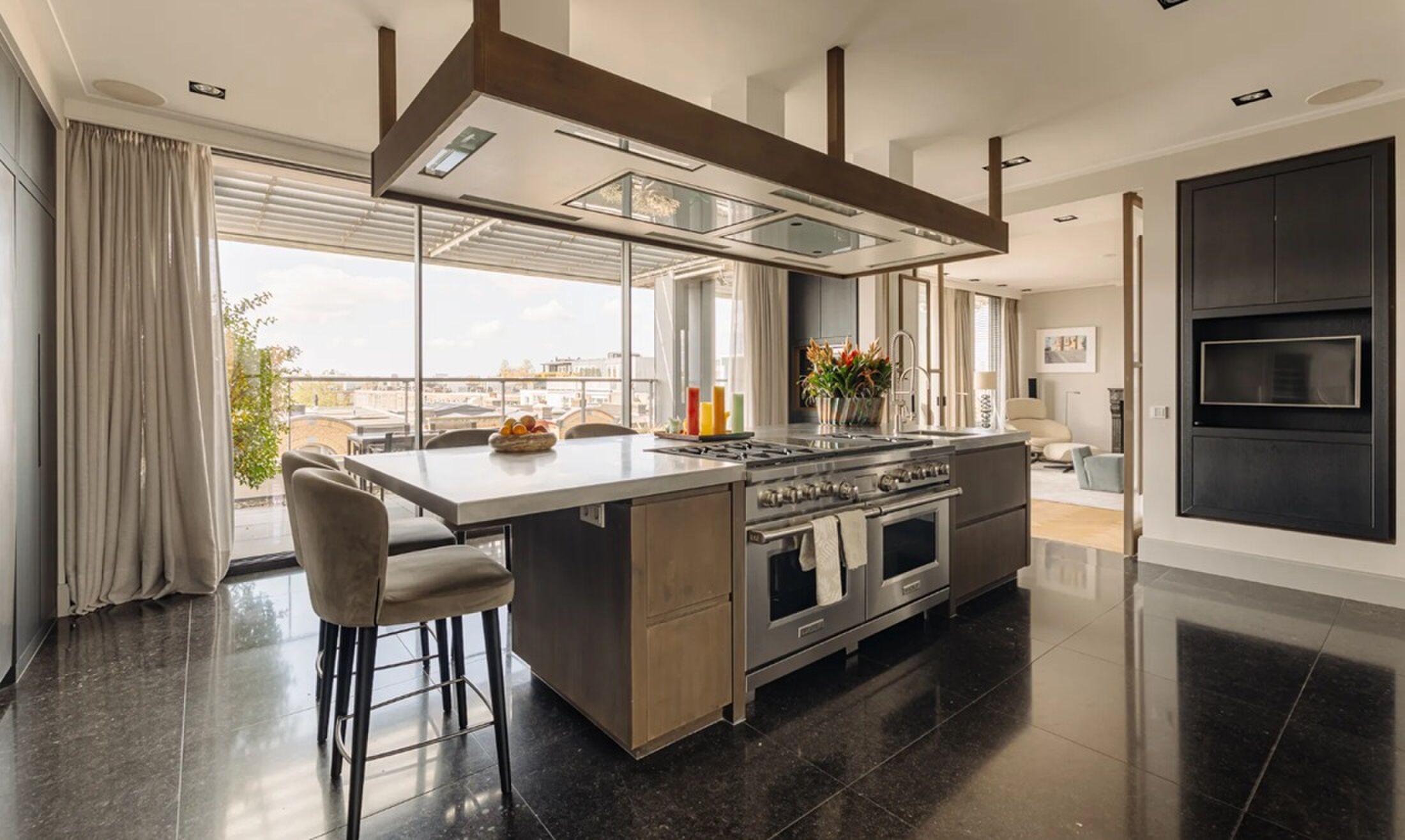 De keuken van het in Amsterdam gevestigde penthouse