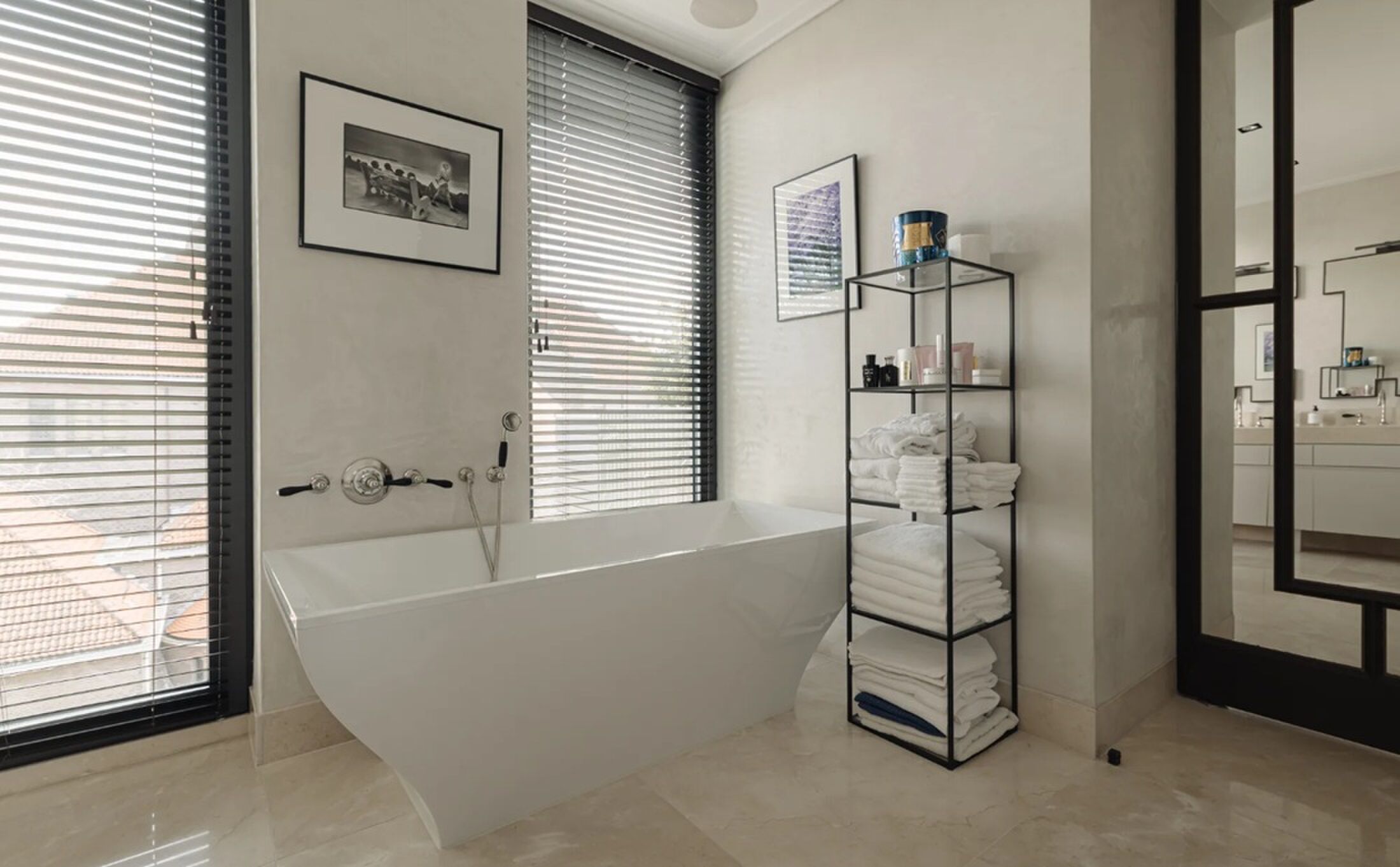De badkamer met ligbad