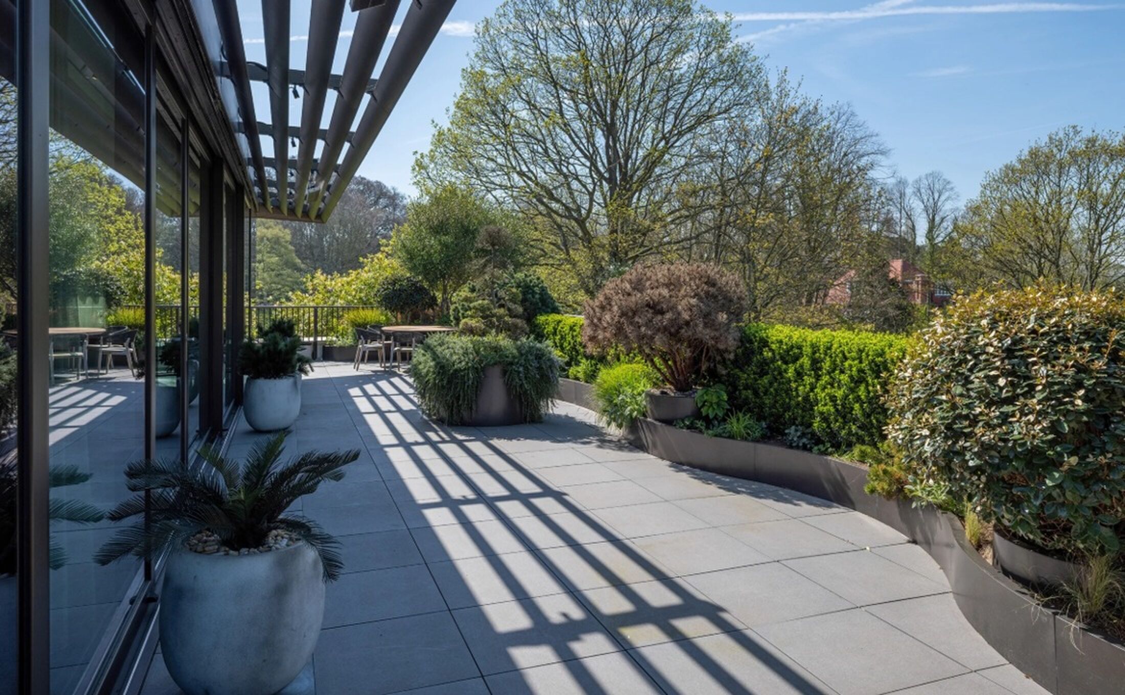 De zonovergoten buitenruimte van de woning