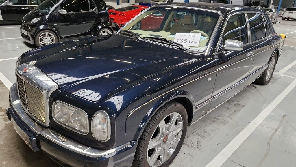 De donkerblauwe Bentley Arnage