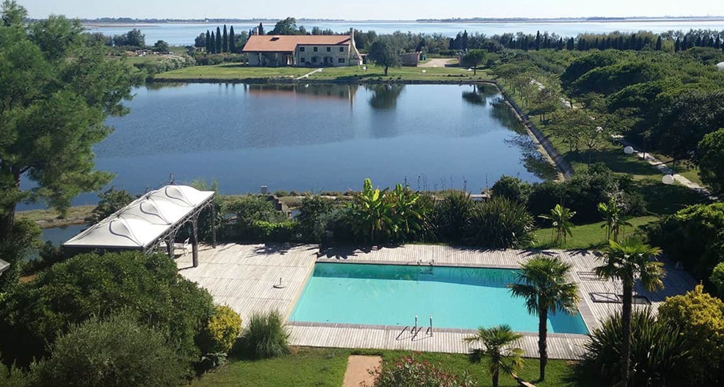 Het zwembad op het privé-eiland bij Venetië