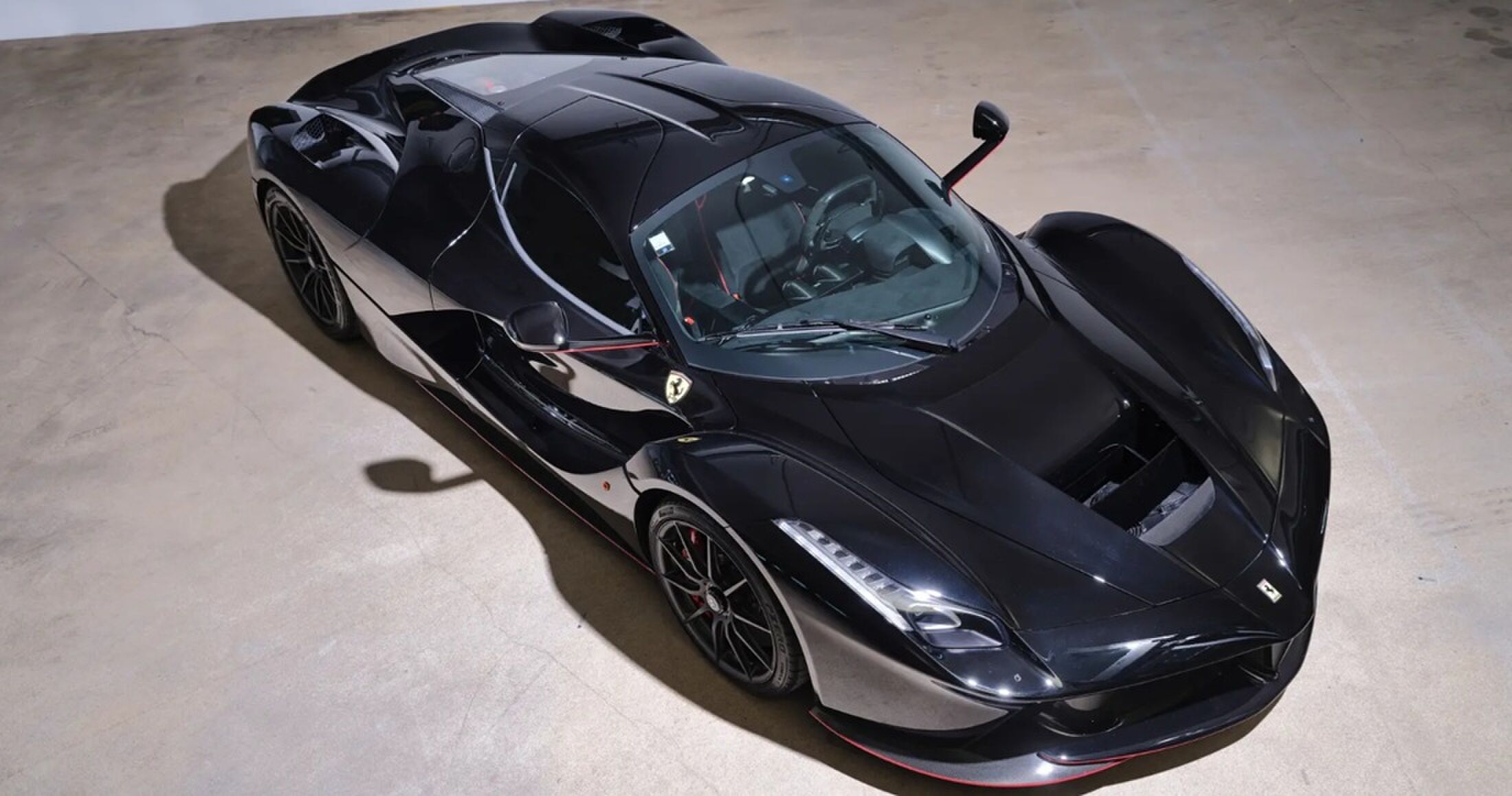 De zwarte Ferrari van een bekende ex-coureur