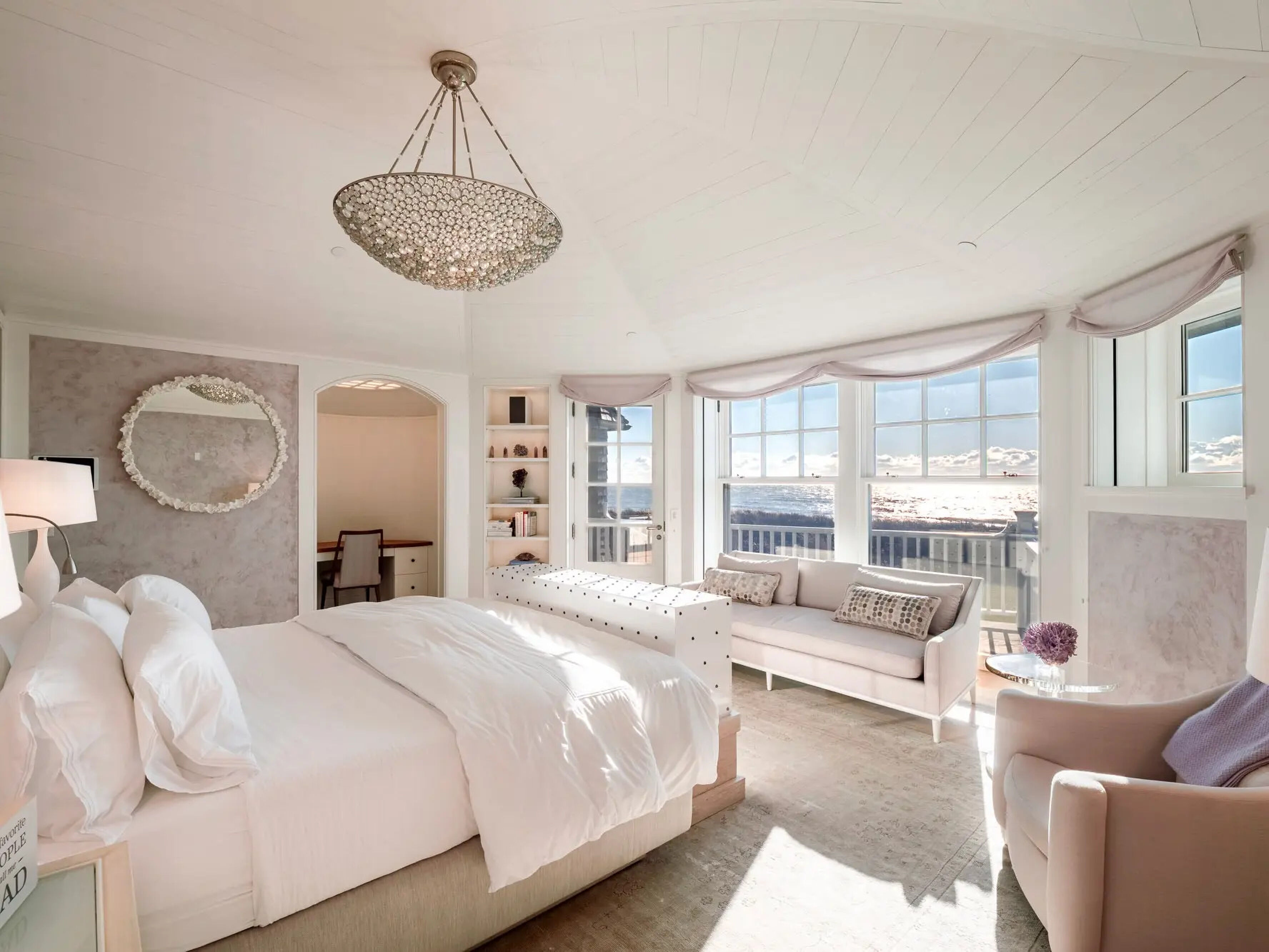 Een slaapkamer in de villa van hedgefondsmiljardair Zach Schreiber