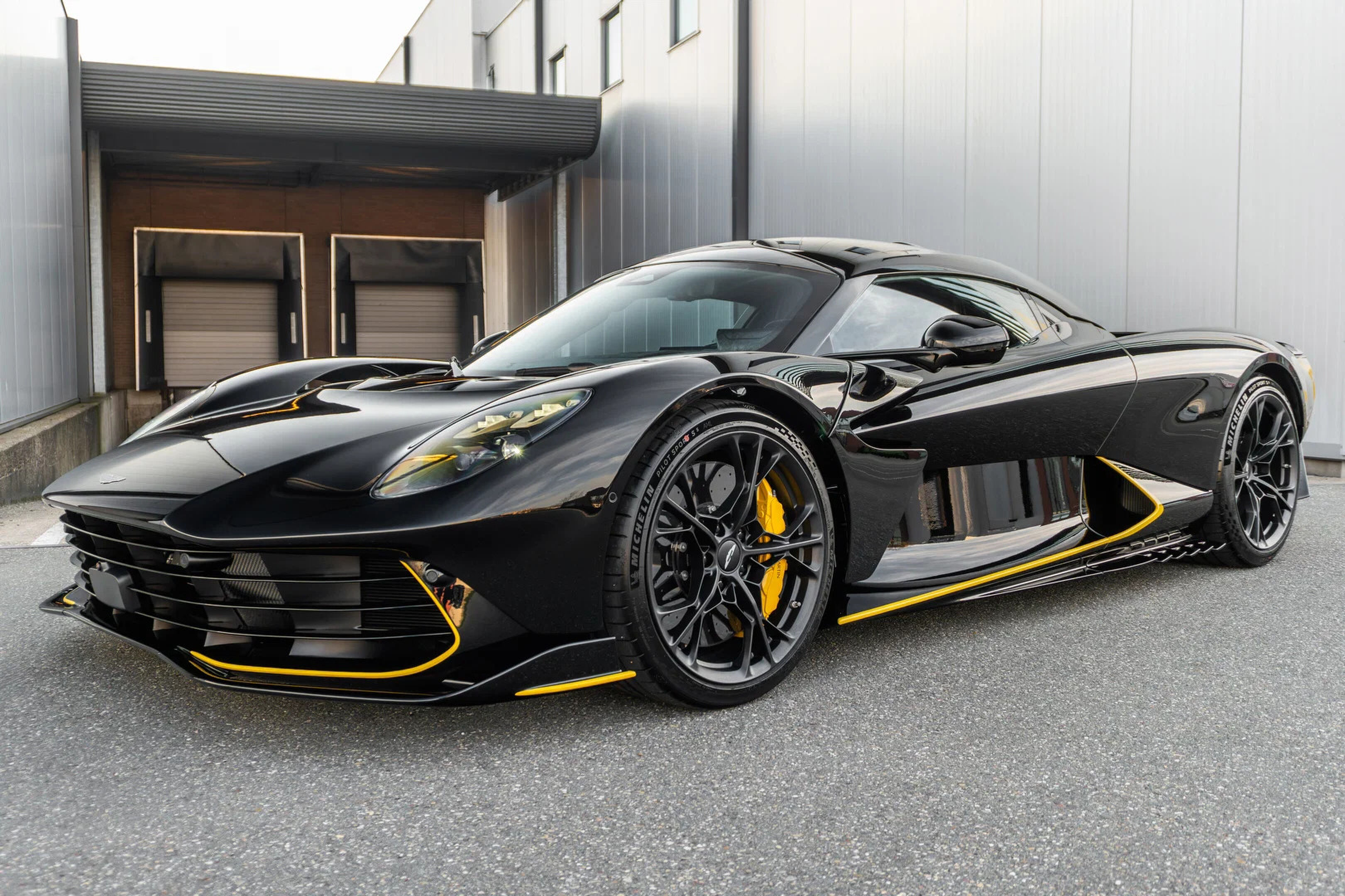 Aston Martin Valhalla in Jet Black met Ultra Yellow te koop bij Nederlandse dealer