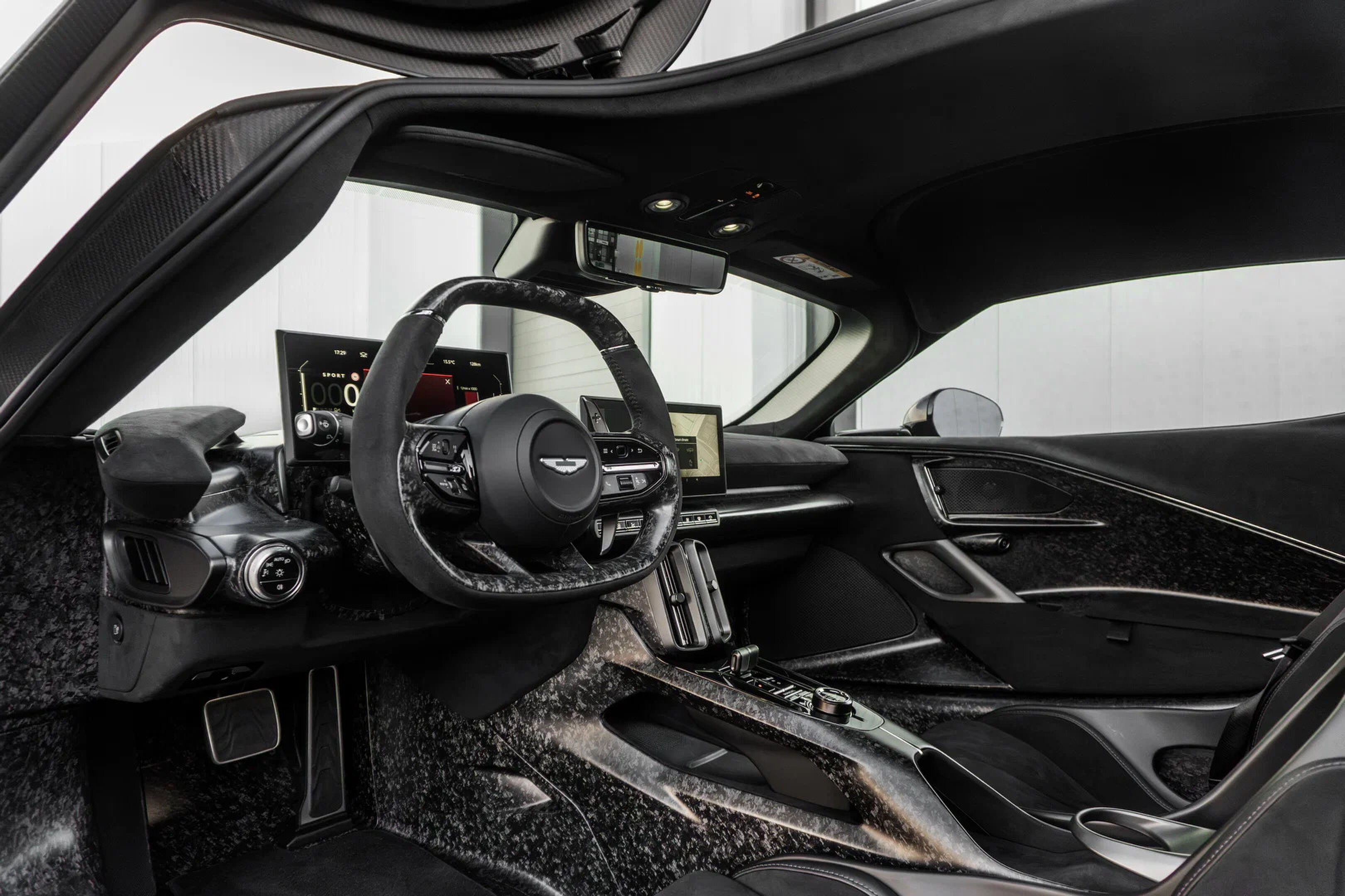 Het interieur van de Aston Martin Valhalla in Jet Black met Ultra Yellow