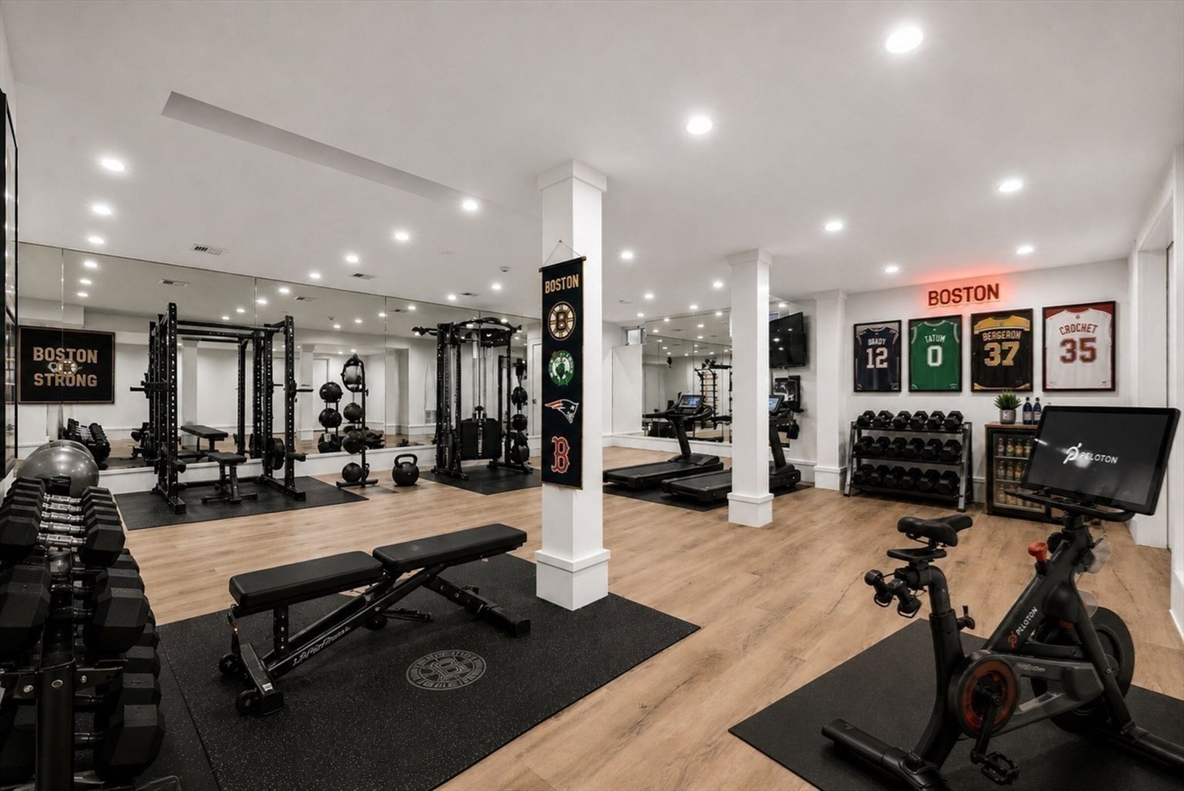 De homegym met talloze apparaten