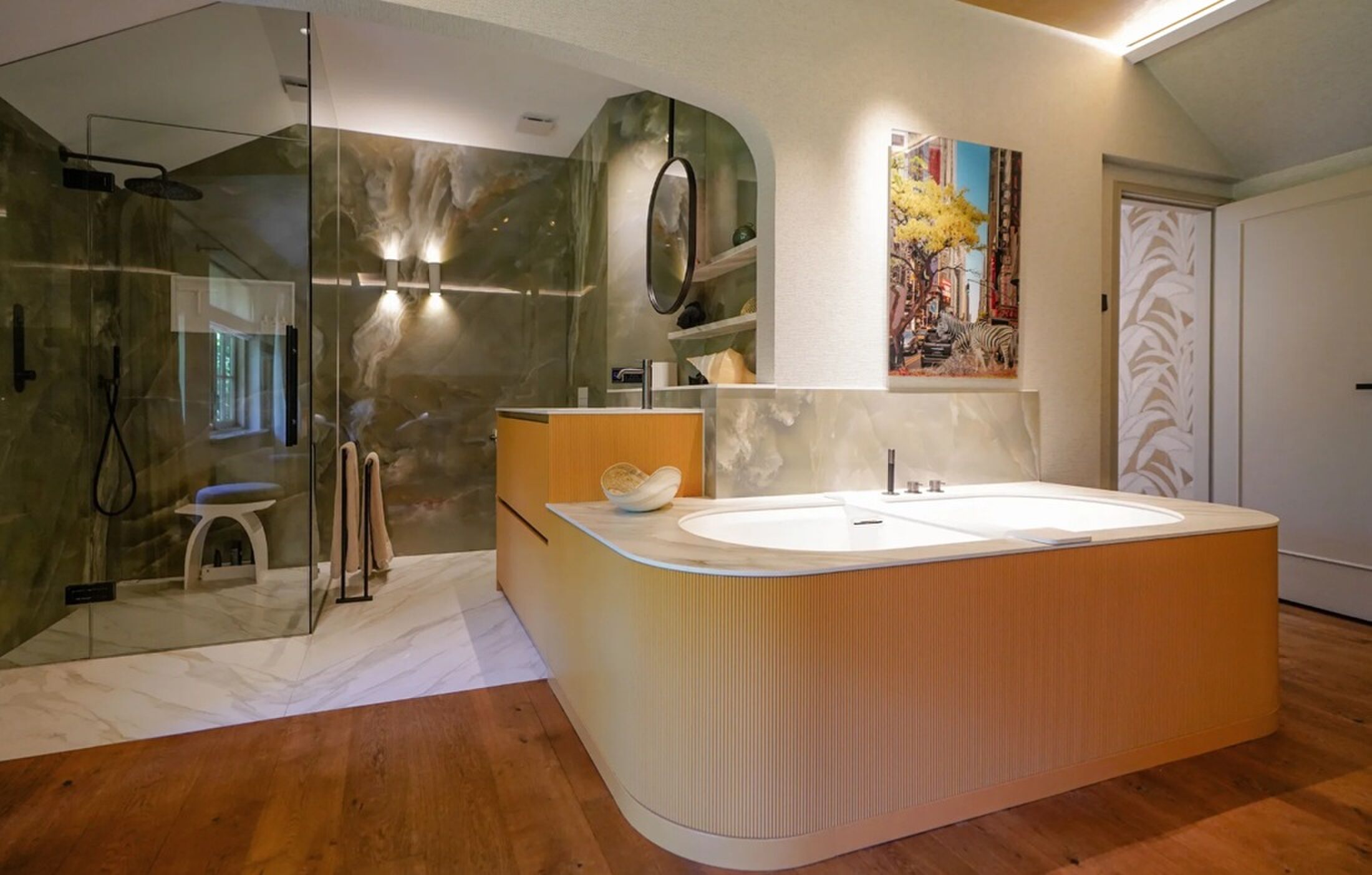 De badkamer met ligbad en inloopdouche