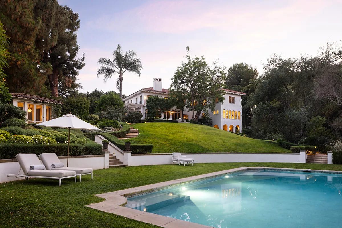 Het zwembad bij het huis van Angelina Jolie in Los Angeles