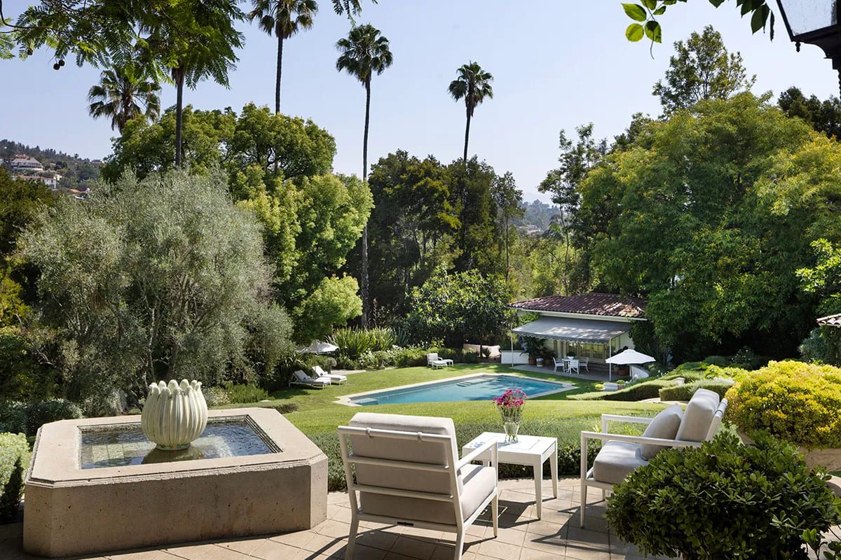 De tuin bij het huis van Angelina Jolie in Los Angeles