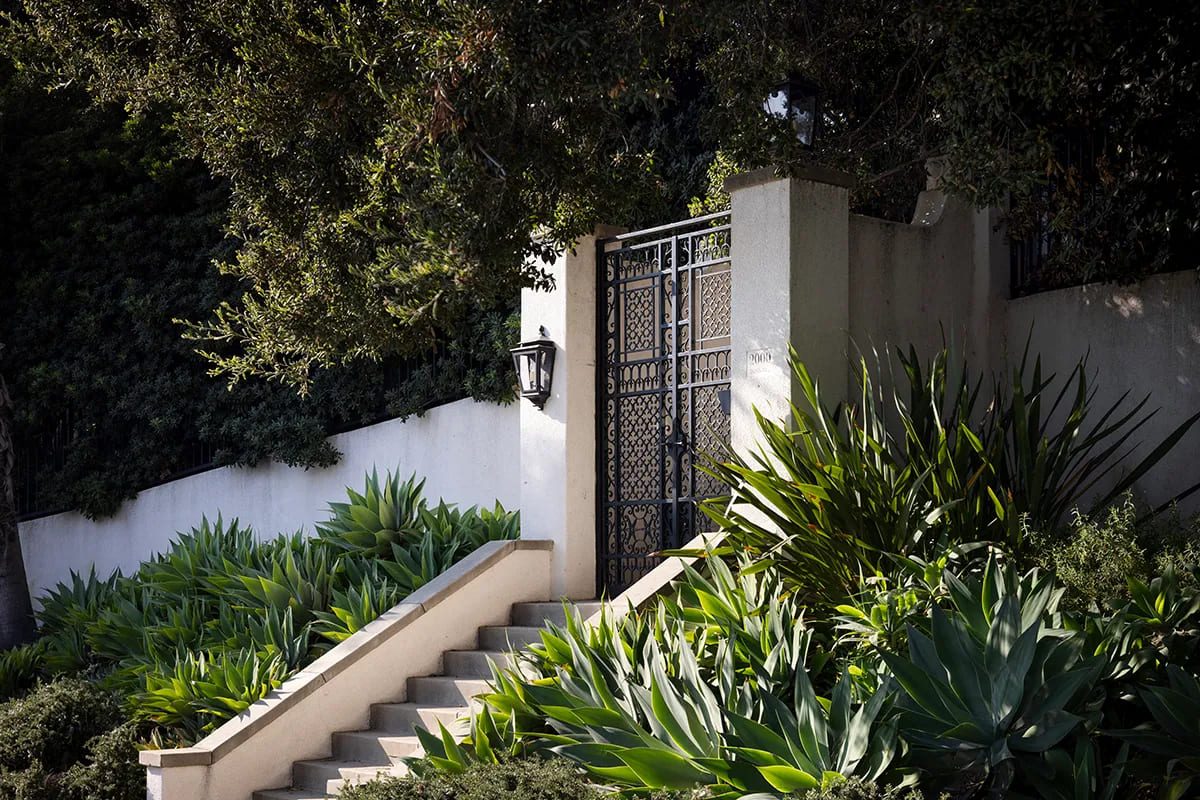 Een hoge muur bij het huis van Angelina Jolie in Los Angeles