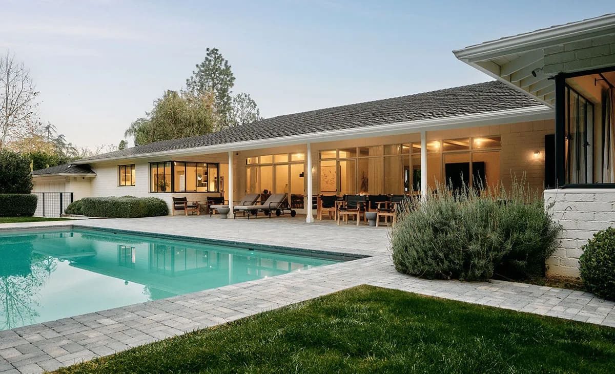 Het zwembad bij de Arden Villa in Pasadena