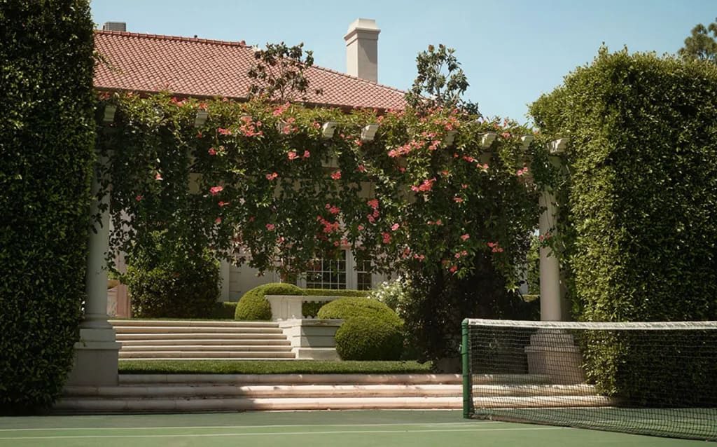 De tennisbaan bij de Arden Villa in Pasadena