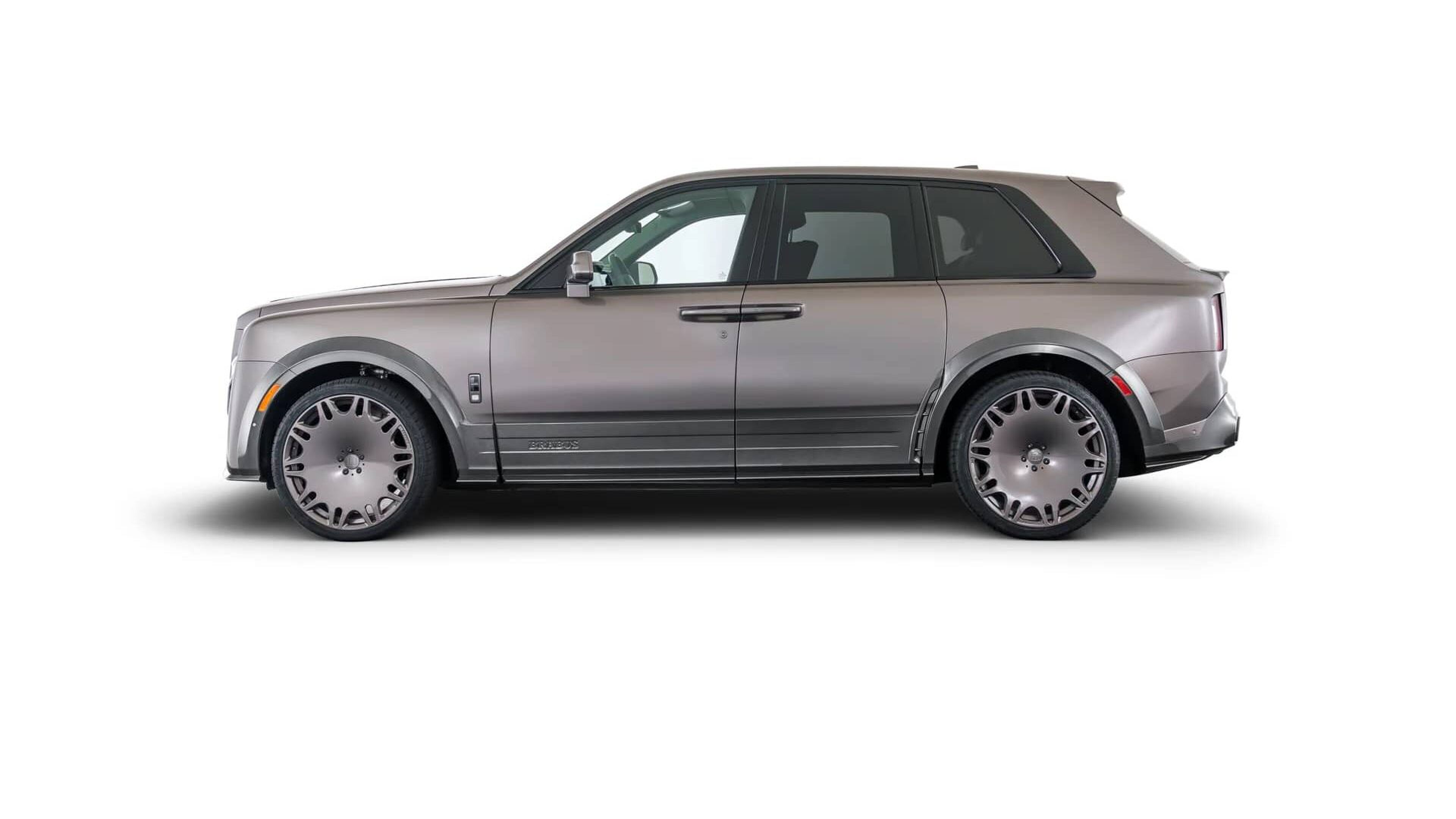 De Rolls-Royce Cullinan Brabus 700 vanaf de zijkant