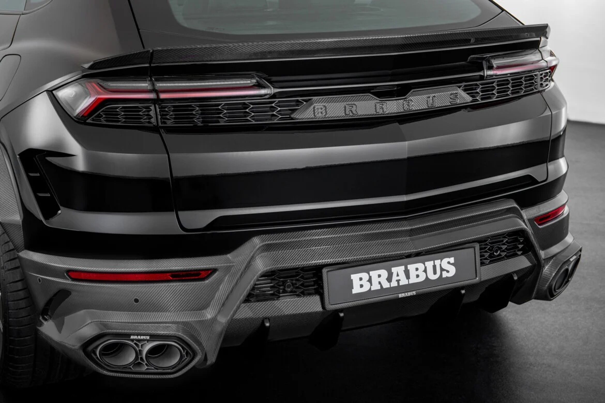De Lamborghini Urus SE Brabus 900 van de achterzijde